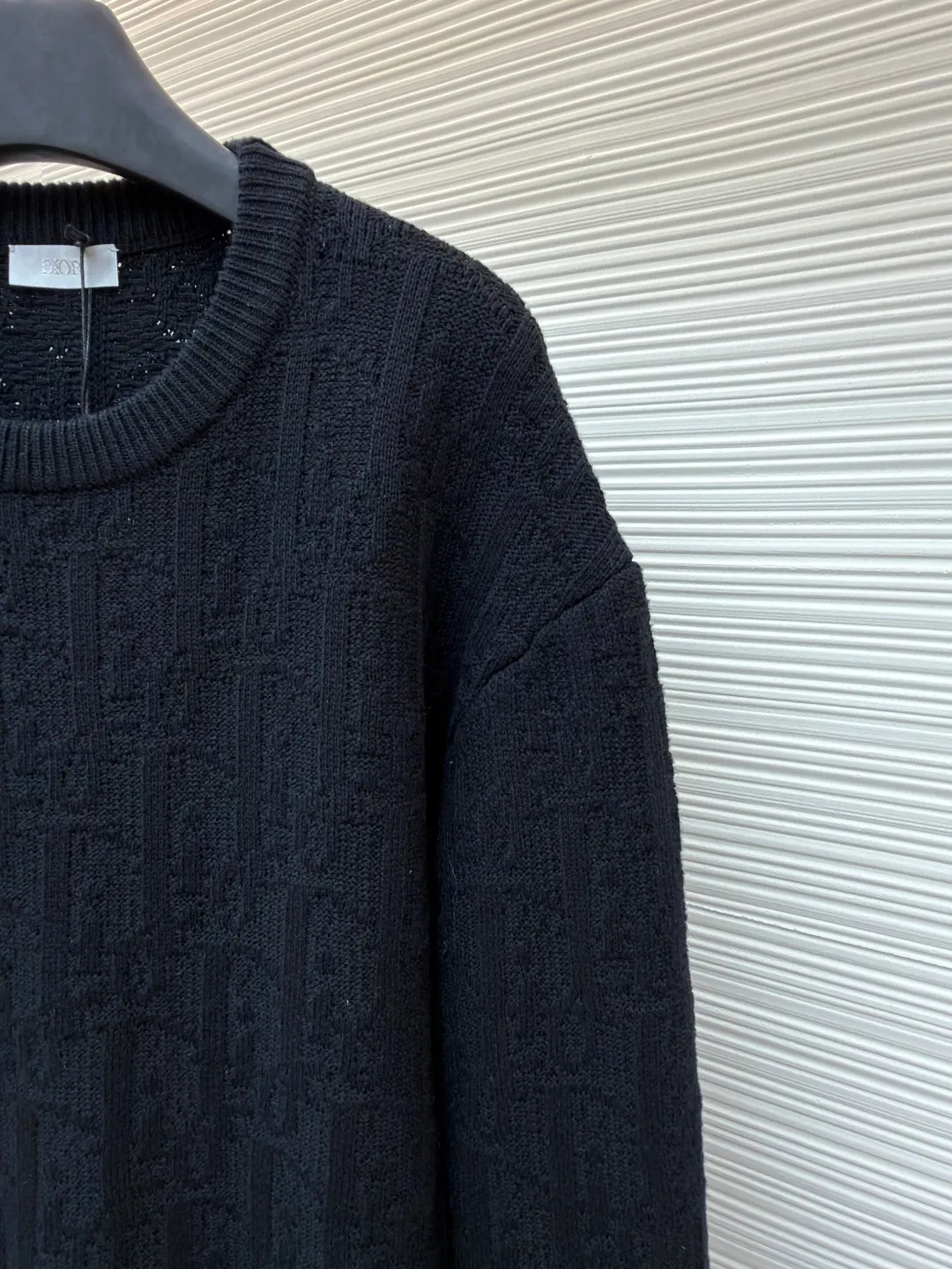 Dior dark pattern crew neck sweater ●Original version: Purchased and developed for 18500 ●Item number: 1681042-B40 ●Fabric: High elastic blended yarn fabric ●Technology: Jacquard production ●Version: Fitted version ●Weight: about 755 grams ●Size: XS-S-M-L ●Description: The letter pattern above is counted by hand according to the stitch-by-stitch details of the original version. It is knitted using an [Imported German 7-needle machine]. Each piece of clothing is knitted [taking 270 minutes]. Finally, the keyhole cuff is sewn using [purely hand-made stitching]. The production cycle for a large batch of goods requires at least 20 days. The overall wiring is straight and delicate, the fabric is comfortable and soft, and the color is consistent without color difference. It can be matched with the same style to create a fashionable look and control various occasions. Customized accessories, complete with three standards, same style for men and women!