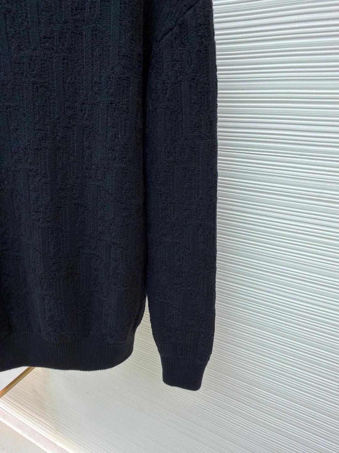 Dior dark pattern crew neck sweater ●Original version: Purchased and developed for 18500 ●Item number: 1681042-B40 ●Fabric: High elastic blended yarn fabric ●Technology: Jacquard production ●Version: Fitted version ●Weight: about 755 grams ●Size: XS-S-M-L ●Description: The letter pattern above is counted by hand according to the stitch-by-stitch details of the original version. It is knitted using an [Imported German 7-needle machine]. Each piece of clothing is knitted [taking 270 minutes]. Finally, the keyhole cuff is sewn using [purely hand-made stitching]. The production cycle for a large batch of goods requires at least 20 days. The overall wiring is straight and delicate, the fabric is comfortable and soft, and the color is consistent without color difference. It can be matched with the same style to create a fashionable look and control various occasions. Customized accessories, complete with three standards, same style for men and women!