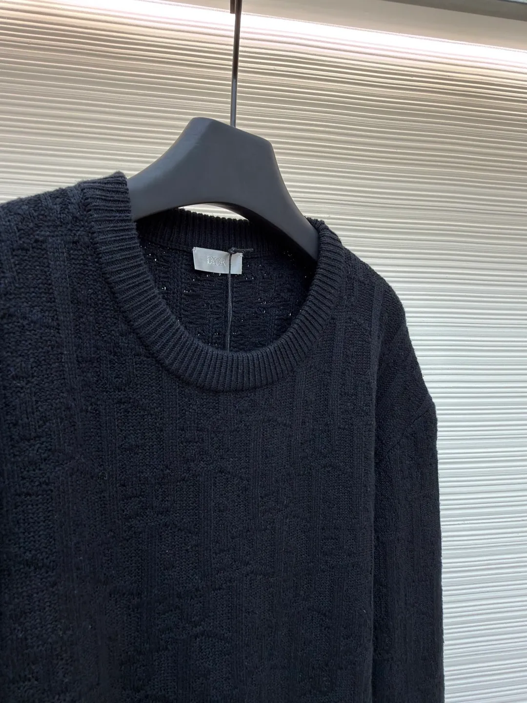 Dior dark pattern crew neck sweater ●Original version: Purchased and developed for 18500 ●Item number: 1681042-B40 ●Fabric: High elastic blended yarn fabric ●Technology: Jacquard production ●Version: Fitted version ●Weight: about 755 grams ●Size: XS-S-M-L ●Description: The letter pattern above is counted by hand according to the stitch-by-stitch details of the original version. It is knitted using an [Imported German 7-needle machine]. Each piece of clothing is knitted [taking 270 minutes]. Finally, the keyhole cuff is sewn using [purely hand-made stitching]. The production cycle for a large batch of goods requires at least 20 days. The overall wiring is straight and delicate, the fabric is comfortable and soft, and the color is consistent without color difference. It can be matched with the same style to create a fashionable look and control various occasions. Customized accessories, complete with three standards, same style for men and women!