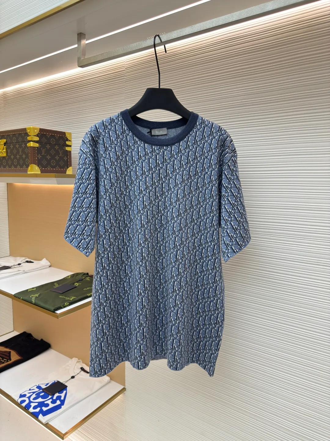 DIOR blue all-over jacquard cotton short sleeves ●Authentic product: 13500 purchased and developed ●Item number: 1680548-B15 ●Fabric: pure cotton fabric ●Technology: jacquard production ●Version: fitted version ●Weight: about 370 grams ●Size: The jacquard is all over the logo, and the similarity is 99%. In order to restore the original effect to the maximum extent, the whole body is decorated with contrasting Oblique printing. It has a loose fit and can be matched with all kinds of jeans to add a casual style. The overall wiring is straight and delicate, the fabric is comfortable and soft, and the color is consistent without color difference. It can be matched with the same style to create a fashionable look and control various occasions. Customized accessories, complete with three standards, same style for men and women!
