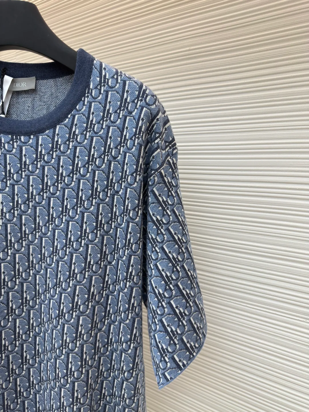 DIOR blue all-over jacquard cotton short sleeves ●Authentic product: 13500 purchased and developed ●Item number: 1680548-B15 ●Fabric: pure cotton fabric ●Technology: jacquard production ●Version: fitted version ●Weight: about 370 grams ●Size: The jacquard is all over the logo, and the similarity is 99%. In order to restore the original effect to the maximum extent, the whole body is decorated with contrasting Oblique printing. It has a loose fit and can be matched with all kinds of jeans to add a casual style. The overall wiring is straight and delicate, the fabric is comfortable and soft, and the color is consistent without color difference. It can be matched with the same style to create a fashionable look and control various occasions. Customized accessories, complete with three standards, same style for men and women!