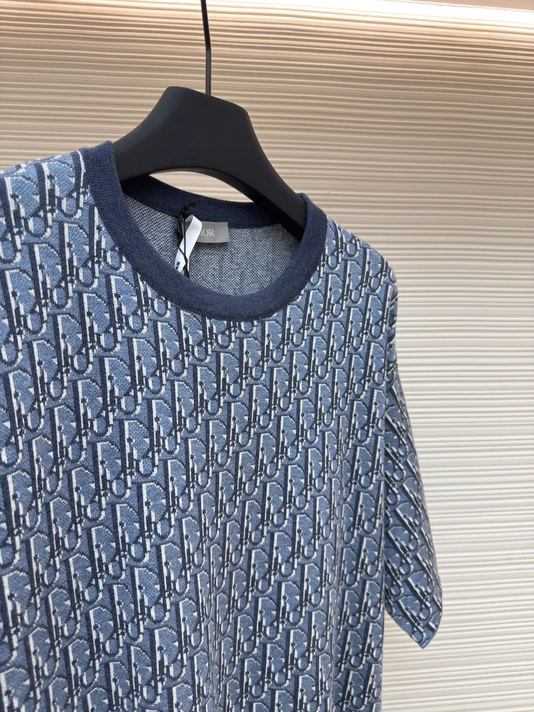 DIOR blue all-over jacquard cotton short sleeves ●Authentic product: 13500 purchased and developed ●Item number: 1680548-B15 ●Fabric: pure cotton fabric ●Technology: jacquard production ●Version: fitted version ●Weight: about 370 grams ●Size: The jacquard is all over the logo, and the similarity is 99%. In order to restore the original effect to the maximum extent, the whole body is decorated with contrasting Oblique printing. It has a loose fit and can be matched with all kinds of jeans to add a casual style. The overall wiring is straight and delicate, the fabric is comfortable and soft, and the color is consistent without color difference. It can be matched with the same style to create a fashionable look and control various occasions. Customized accessories, complete with three standards, same style for men and women!