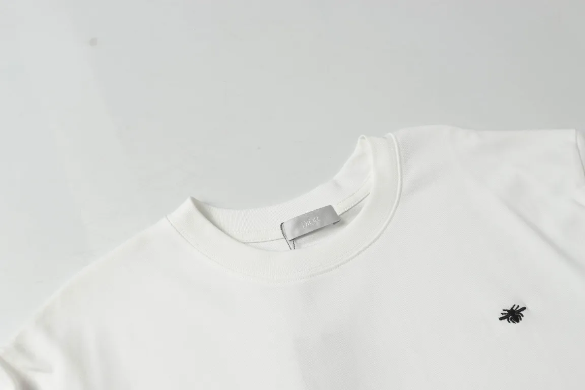 🅿️180 "D19" DIOR/Dior 25ss little bee embroidered short-sleeved T-shirt The fabric is made of 280g heavy combed cotton, customized with 32 counts of 1*1 thread. The ready-made garments are washed twice. The fabric is comfortable and skin-friendly without any strange feeling. Custom-dyed fabrics have high textile density, good drape, and are not easy to deform. The thick texture and compact spinning process make it not easy to deform. It will affect the breathability of the fabric, and the saturation of the color is very high. The embroidery process uses imported embroidery machines, which makes the embroidery colors more full and the embroidery more three-dimensional. The upper body effect is good, and it is a versatile and beautiful short-sleeved one. The loose version covers the flesh and makes you look slimmer and not attractive. Size: XS-L Color: Black White