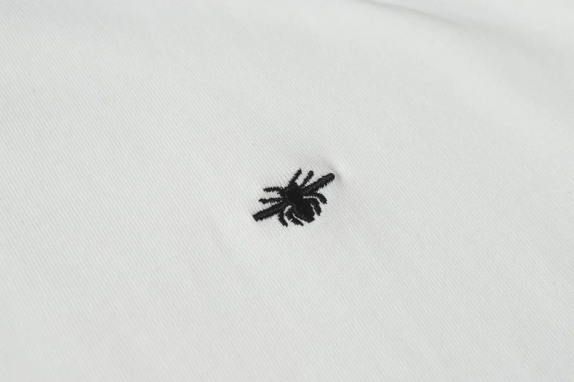 🅿️180 "D19" DIOR/Dior 25ss little bee embroidered short-sleeved T-shirt The fabric is made of 280g heavy combed cotton, customized with 32 counts of 1*1 thread. The ready-made garments are washed twice. The fabric is comfortable and skin-friendly without any strange feeling. Custom-dyed fabrics have high textile density, good drape, and are not easy to deform. The thick texture and compact spinning process make it not easy to deform. It will affect the breathability of the fabric, and the saturation of the color is very high. The embroidery process uses imported embroidery machines, which makes the embroidery colors more full and the embroidery more three-dimensional. The upper body effect is good, and it is a versatile and beautiful short-sleeved one. The loose version covers the flesh and makes you look slimmer and not attractive. Size: XS-L Color: Black White