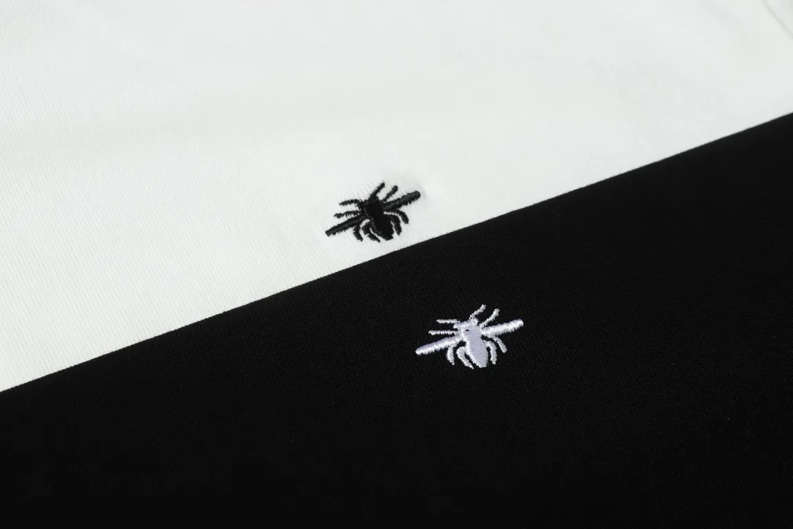 🅿️180 "D19" DIOR/Dior 25ss little bee embroidered short-sleeved T-shirt The fabric is made of 280g heavy combed cotton, customized with 32 counts of 1*1 thread. The ready-made garments are washed twice. The fabric is comfortable and skin-friendly without any strange feeling. Custom-dyed fabrics have high textile density, good drape, and are not easy to deform. The thick texture and compact spinning process make it not easy to deform. It will affect the breathability of the fabric, and the saturation of the color is very high. The embroidery process uses imported embroidery machines, which makes the embroidery colors more full and the embroidery more three-dimensional. The upper body effect is good, and it is a versatile and beautiful short-sleeved one. The loose version covers the flesh and makes you look slimmer and not attractive. Size: XS-L Color: Black White