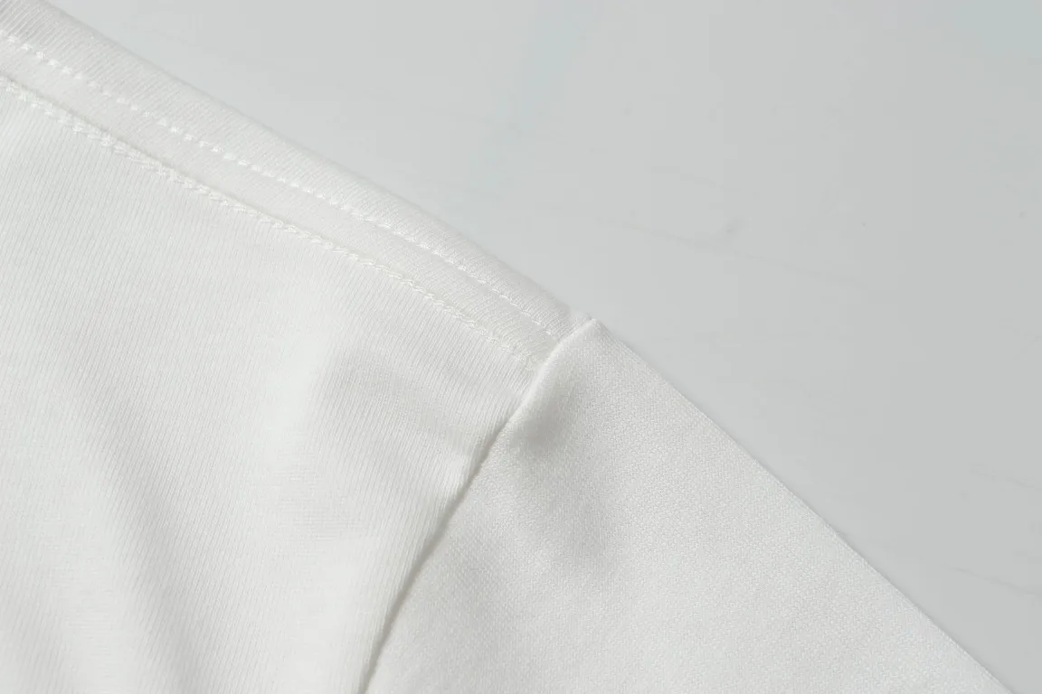 🅿️180 "D19" DIOR/Dior 25ss little bee embroidered short-sleeved T-shirt The fabric is made of 280g heavy combed cotton, customized with 32 counts of 1*1 thread. The ready-made garments are washed twice. The fabric is comfortable and skin-friendly without any strange feeling. Custom-dyed fabrics have high textile density, good drape, and are not easy to deform. The thick texture and compact spinning process make it not easy to deform. It will affect the breathability of the fabric, and the saturation of the color is very high. The embroidery process uses imported embroidery machines, which makes the embroidery colors more full and the embroidery more three-dimensional. The upper body effect is good, and it is a versatile and beautiful short-sleeved one. The loose version covers the flesh and makes you look slimmer and not attractive. Size: XS-L Color: Black White