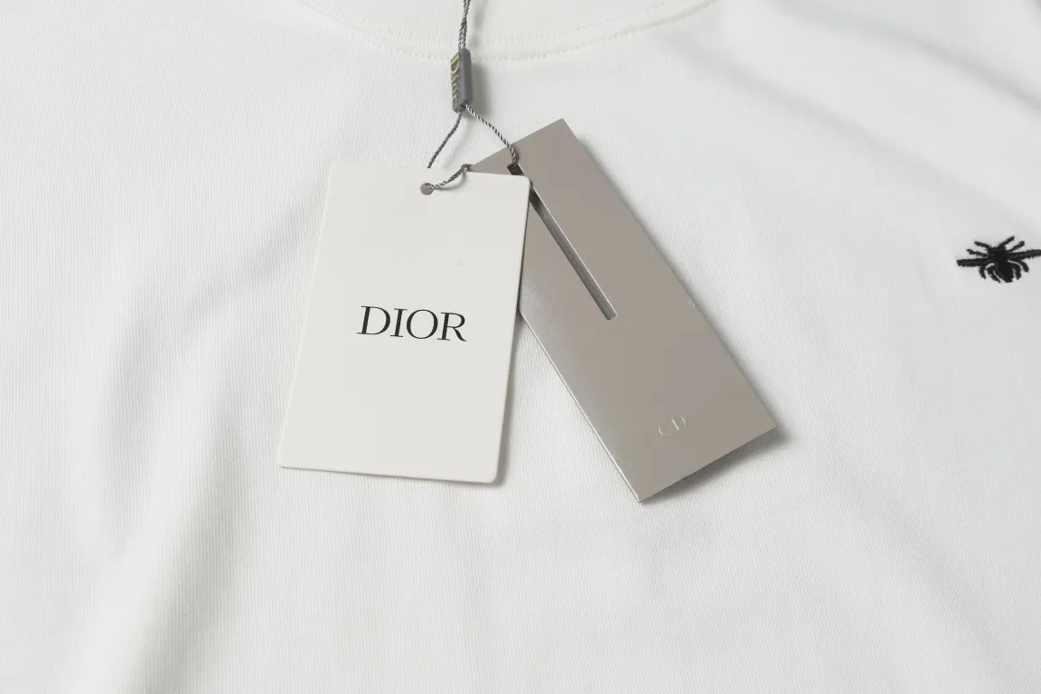 🅿️180 "D19" DIOR/Dior 25ss little bee embroidered short-sleeved T-shirt The fabric is made of 280g heavy combed cotton, customized with 32 counts of 1*1 thread. The ready-made garments are washed twice. The fabric is comfortable and skin-friendly without any strange feeling. Custom-dyed fabrics have high textile density, good drape, and are not easy to deform. The thick texture and compact spinning process make it not easy to deform. It will affect the breathability of the fabric, and the saturation of the color is very high. The embroidery process uses imported embroidery machines, which makes the embroidery colors more full and the embroidery more three-dimensional. The upper body effect is good, and it is a versatile and beautiful short-sleeved one. The loose version covers the flesh and makes you look slimmer and not attractive. Size: XS-L Color: Black White