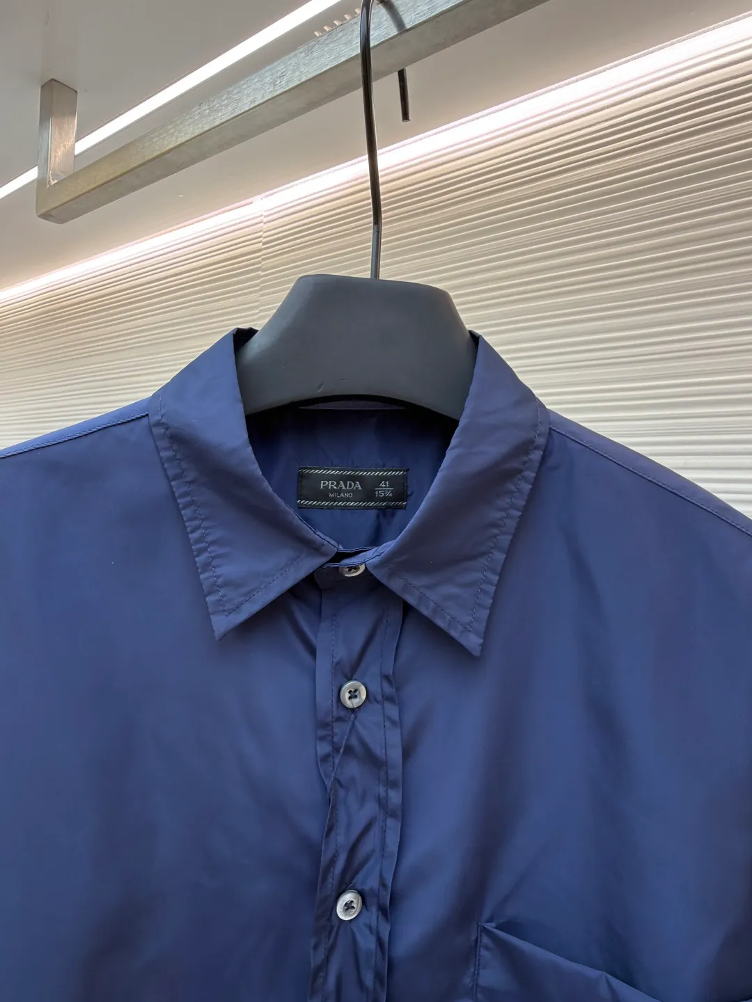 Prada triangle emblem label shirt ●Original version: Purchased and developed by 8100 ●Item number: 1682219-A75 ●Material: Regenerated nylon fabric ●Technology: Human body draping and production ●Color: blue ●Version: Fitted version ●Weight: about 180 grams ●Size: 39-40-41-42 ●Description: Custom-dyed regenerated nylon material feels like futuristic technology, light and tough, comfortable and skin-friendly Reconstructing the aesthetics of masculine power with deep sea blue tones. It has a mysterious and elegant aura. The Prada logo label is embellished on the chest patch pocket and complements the triangular logo on the back fabric to express the brand identity. The slightly wide shoulder line and curved hem form an architectural-level silhouette. The visual aristocratic gene, minimalism and luxury coexist, interpreting high-end fashion style. Silk double yarn interweaving processing technology uses nano-imprint technology to build honeycomb-shaped protrusions on the surface of the fabric, and then uses high temperature and high pressure to form covalent bonds between fluorine atoms and nylon fibers, forming a micro-matte film layer on the surface to prevent oil stains from reducing the waterproof performance. Three-dimensional tailoring of the human body returns to traditional craftsmanship through segmentation, folding, shrinking, and stretching techniques. The so-called slow work produces fine work, which is the respect for the material and the pursuit of feel. The workmanship is complicated and tedious, and the timeliness is slow. The side-turning buried clamping line process is used to make it smooth, neat, and tidy. The overall wiring is straight and delicate, the fabric is comfortable and soft, and the color is consistent without color difference. It can be matched with the same style to create a fashionable look and control various occasions. Customized accessories, complete with three standards, same style for men and women!