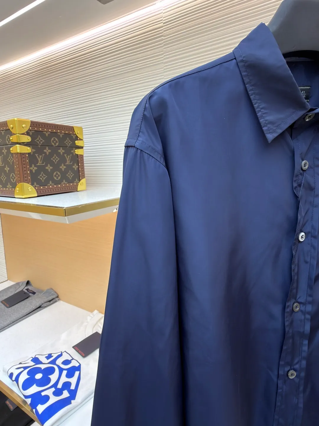 Prada triangle emblem label shirt ●Original version: Purchased and developed by 8100 ●Item number: 1682219-A75 ●Material: Regenerated nylon fabric ●Technology: Human body draping and production ●Color: blue ●Version: Fitted version ●Weight: about 180 grams ●Size: 39-40-41-42 ●Description: Custom-dyed regenerated nylon material feels like futuristic technology, light and tough, comfortable and skin-friendly Reconstructing the aesthetics of masculine power with deep sea blue tones. It has a mysterious and elegant aura. The Prada logo label is embellished on the chest patch pocket and complements the triangular logo on the back fabric to express the brand identity. The slightly wide shoulder line and curved hem form an architectural-level silhouette. The visual aristocratic gene, minimalism and luxury coexist, interpreting high-end fashion style. Silk double yarn interweaving processing technology uses nano-imprint technology to build honeycomb-shaped protrusions on the surface of the fabric, and then uses high temperature and high pressure to form covalent bonds between fluorine atoms and nylon fibers, forming a micro-matte film layer on the surface to prevent oil stains from reducing the waterproof performance. Three-dimensional tailoring of the human body returns to traditional craftsmanship through segmentation, folding, shrinking, and stretching techniques. The so-called slow work produces fine work, which is the respect for the material and the pursuit of feel. The workmanship is complicated and tedious, and the timeliness is slow. The side-turning buried clamping line process is used to make it smooth, neat, and tidy. The overall wiring is straight and delicate, the fabric is comfortable and soft, and the color is consistent without color difference. It can be matched with the same style to create a fashionable look and control various occasions. Customized accessories, complete with three standards, same style for men and women!