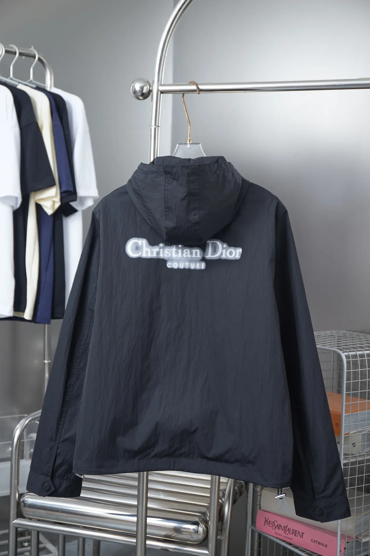 🅿️410 Dior 𝘾𝙝𝙧𝙞𝙨𝙩𝙞𝙖𝙣 𝘿𝙞𝙤𝙧 CD 25SS blurred letter print jacket Light luxury essential item for daily commuting for men and women Correct version Welcome to compare Detailed features · Customized matte Taslan jacket fabric · Level 4 water-repellent technology · Four-sided stretch nylon lining inside · Hidden snap placket · Internal zipper pocket design · Mold-customized hardware zipper Jacket double-pull design · Cuffs are adjusted with four-button buttons · Imported environmentally friendly glue screen printing process · Mold-customized original hardware zippers · Original main mark washed tag packaging Color: Black Size: XS/S/M/L