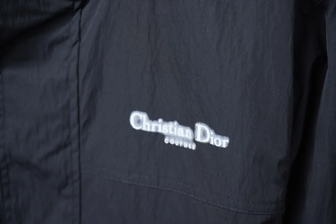 🅿️410 Dior 𝘾𝙝𝙧𝙞𝙨𝙩𝙞𝙖𝙣 𝘿𝙞𝙤𝙧 CD 25SS blurred letter print jacket Light luxury essential item for daily commuting for men and women Correct version Welcome to compare Detailed features · Customized matte Taslan jacket fabric · Level 4 water-repellent technology · Four-sided stretch nylon lining inside · Hidden snap placket · Internal zipper pocket design · Mold-customized hardware zipper Jacket double-pull design · Cuffs are adjusted with four-button buttons · Imported environmentally friendly glue screen printing process · Mold-customized original hardware zippers · Original main mark washed tag packaging Color: Black Size: XS/S/M/L
