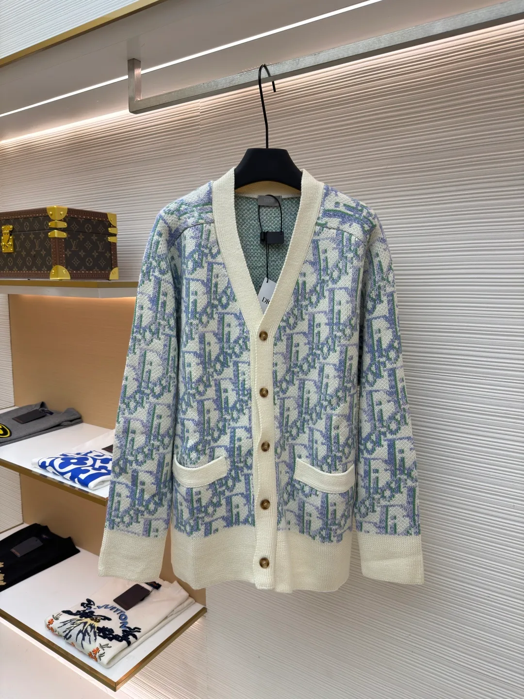 Dior presbyopic all-over cardigan sweater ●Item number: 1682047-B05 ●Fabric: wool blended fabric ●Technology: knitting ●Color: apricot purple ●Version: fitted version ●Weight: about 850 grams ●Size: S-M-L ●Description: Made of 55 wool blended material, 55% wool and 45% cotton, the weaving method adopts 10-count medium-thickness and fine lines, and is woven on a mouth-wool loom. The clothes can be washed in general. The washing water can effectively remove the odor of the clothes, while also increasing the feel of the clothes and fixing the shape of the clothes. The buttons are made of natural horn buttons, and each button is engraved with the Dior brand logo. Customized 1:1 trademark from imported materials. This knitted cardigan reinterprets Dior's classic Oblique print. Crafted from sheep wool jacquard, it features button fastening and ribbed details for a classic silhouette. Can be paired with a variety of outfits to show off your personality. Decorated with brown Oblique print throughout, ribbed cuffs with horn buttons and Dior logo engraved on the hem and 55/45 sheep wool hem. The overall wiring is straight and delicate, the fabric is comfortable and soft, and the color is consistent without color difference. It can be matched with the same style to create a fashionable look and control various occasions. Customized accessories, complete with three standards, same style for men and women!