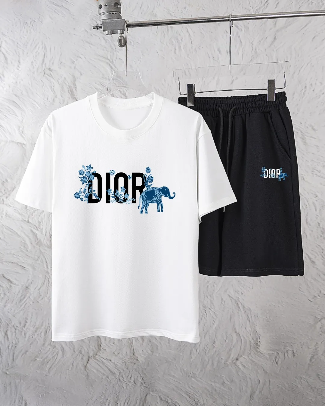 🅿️300 Dior Exclusively provides new trendy men’s fashionable round neck short-sleeved shorts suits, trendy and fashionable casual short-sleeved suits! It has high breathability and comfort, impeccable details, and brand element design concept, reflecting high quality. It presents a casual cut and the upper body shape is great! Material: 250g Xinjiang long-staple cotton short sleeves + 360g pure cotton terry shorts Size: S M L Due to manual measurement, there is a deviation of about 1-3CM in size.