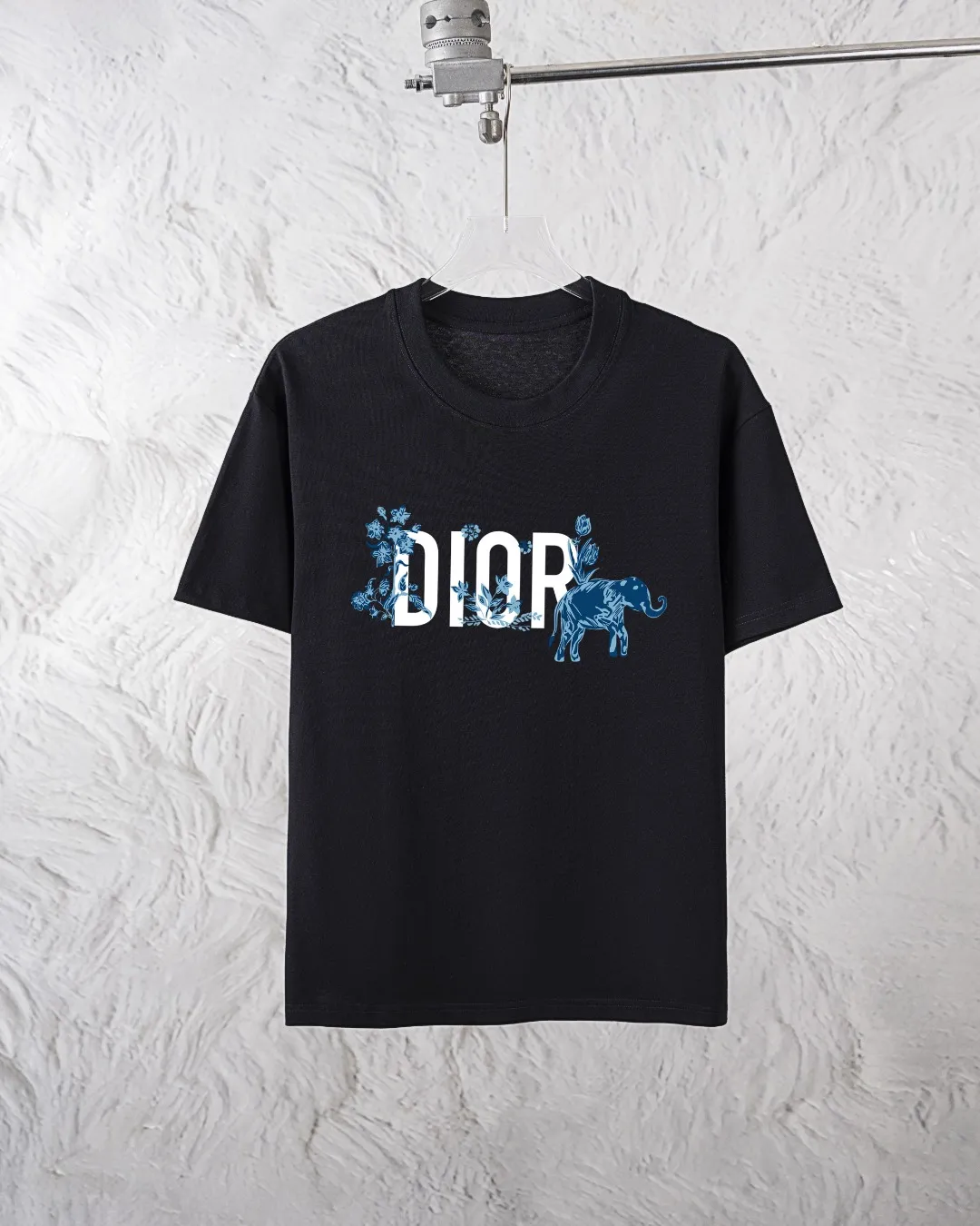 🅿️300 Dior Exclusively provides new trendy men’s fashionable round neck short-sleeved shorts suits, trendy and fashionable casual short-sleeved suits! It has high breathability and comfort, impeccable details, and brand element design concept, reflecting high quality. It presents a casual cut and the upper body shape is great! Material: 250g Xinjiang long-staple cotton short sleeves + 360g pure cotton terry shorts Size: S M L Due to manual measurement, there is a deviation of about 1-3CM in size.