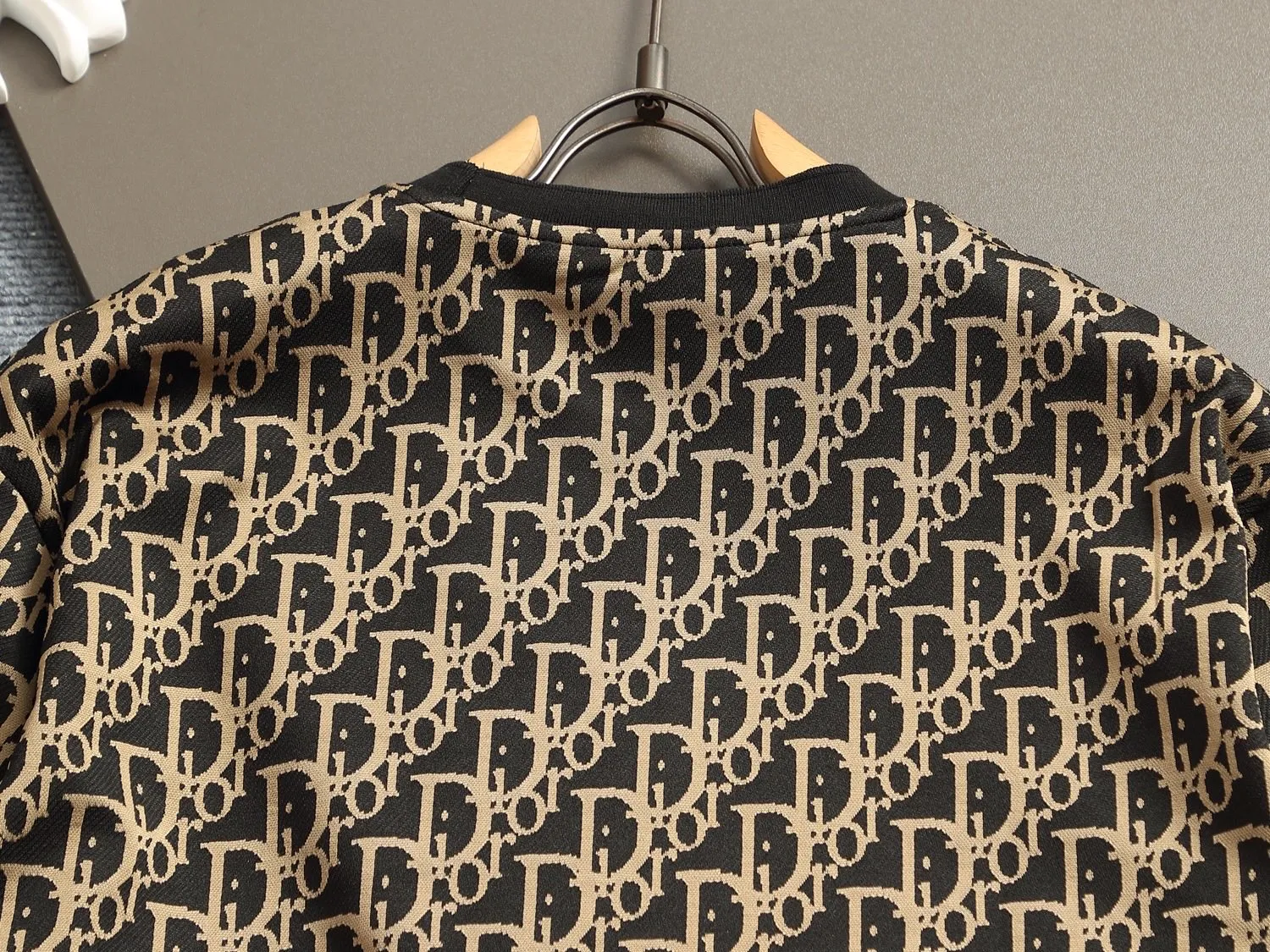🅿️180 Doir Dior micro-wide version XS-L new exclusive limited edition 25 years of the latest and top-notch full printed logo dark pattern towel embroidered letter logo double sleeves back plaid patch exquisite heavy craftsmanship As the leader in the luxury world, 280g washed fabric T-shirts, D family is well-deserved. The first thing that catches the eye on the piece I am going to talk about today is the two loose and comfortable styles~~The ribbed round neck is the best modification of its version, while B family has the upper body LOGO listed on the front, and the unique pin design uses a color matching design to highlight the texture! Cow Black and white, the most traditional modification method and the simplest color scale contrast form the strongest and direct contrast, and this is often the most concise and clear minimalist modification method~~A nostalgic classic atmosphere also spreads in this work inadvertently! ! Coupled with the blessing of pure cotton material, both the upper body comfort and the existence are unparalleled. It can be said to be a must-have companion in summer. The excellent breathability and comfortable wearing feeling are unparalleled~ Recommended! ! Size: XS S M L Color: Black Apricot Size chart: