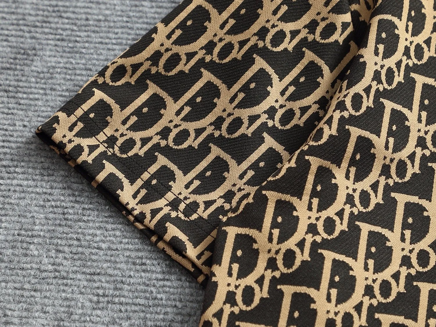 🅿️180 Doir Dior micro-wide version XS-L new exclusive limited edition 25 years of the latest and top-notch full printed logo dark pattern towel embroidered letter logo double sleeves back plaid patch exquisite heavy craftsmanship As the leader in the luxury world, 280g washed fabric T-shirts, D family is well-deserved. The first thing that catches the eye on the piece I am going to talk about today is the two loose and comfortable styles~~The ribbed round neck is the best modification of its version, while B family has the upper body LOGO listed on the front, and the unique pin design uses a color matching design to highlight the texture! Cow Black and white, the most traditional modification method and the simplest color scale contrast form the strongest and direct contrast, and this is often the most concise and clear minimalist modification method~~A nostalgic classic atmosphere also spreads in this work inadvertently! ! Coupled with the blessing of pure cotton material, both the upper body comfort and the existence are unparalleled. It can be said to be a must-have companion in summer. The excellent breathability and comfortable wearing feeling are unparalleled~ Recommended! ! Size: XS S M L Color: Black Apricot Size chart: