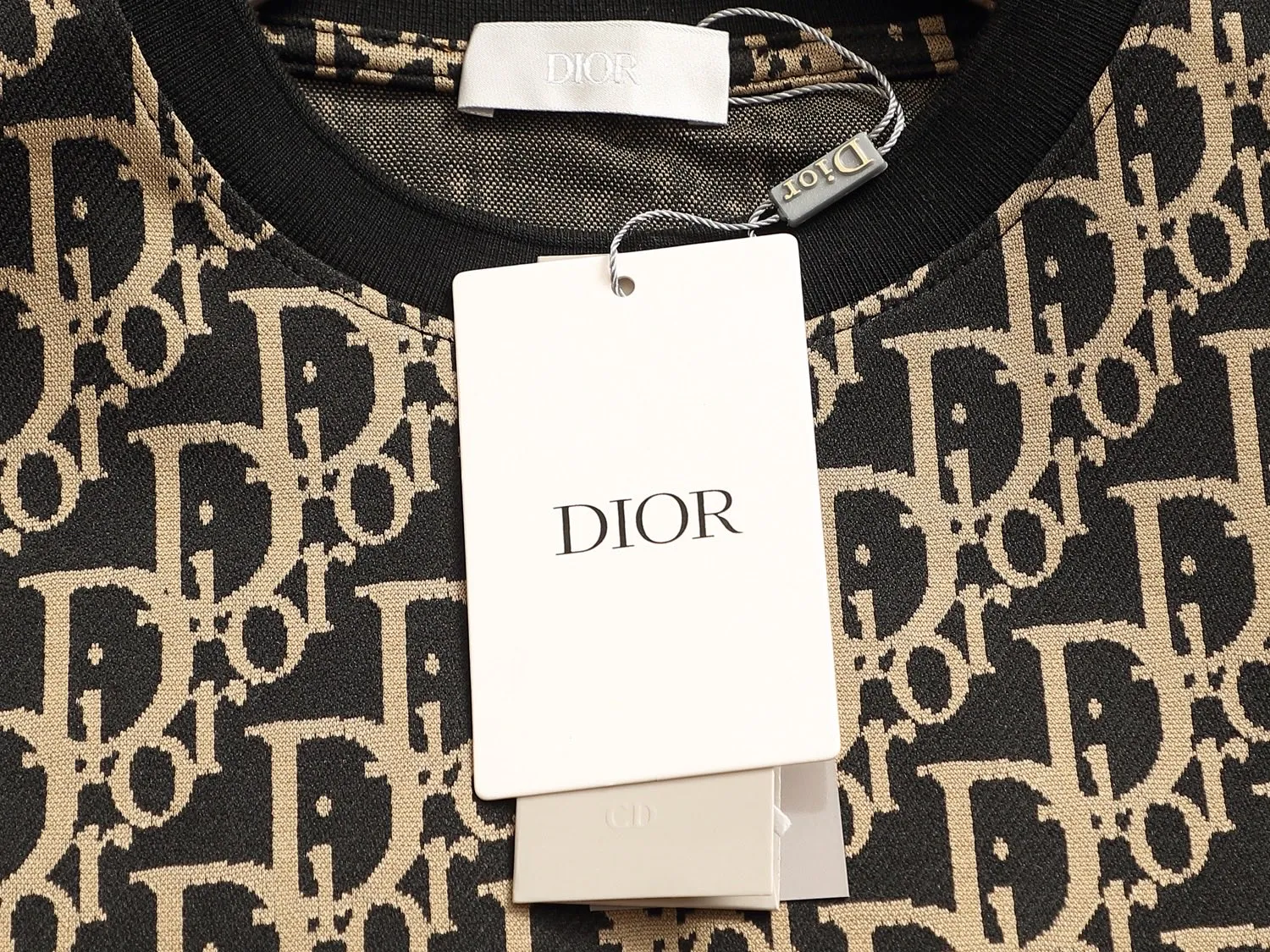 🅿️180 Doir Dior micro-wide version XS-L new exclusive limited edition 25 years of the latest and top-notch full printed logo dark pattern towel embroidered letter logo double sleeves back plaid patch exquisite heavy craftsmanship As the leader in the luxury world, 280g washed fabric T-shirts, D family is well-deserved. The first thing that catches the eye on the piece I am going to talk about today is the two loose and comfortable styles~~The ribbed round neck is the best modification of its version, while B family has the upper body LOGO listed on the front, and the unique pin design uses a color matching design to highlight the texture! Cow Black and white, the most traditional modification method and the simplest color scale contrast form the strongest and direct contrast, and this is often the most concise and clear minimalist modification method~~A nostalgic classic atmosphere also spreads in this work inadvertently! ! Coupled with the blessing of pure cotton material, both the upper body comfort and the existence are unparalleled. It can be said to be a must-have companion in summer. The excellent breathability and comfortable wearing feeling are unparalleled~ Recommended! ! Size: XS S M L Color: Black Apricot Size chart: