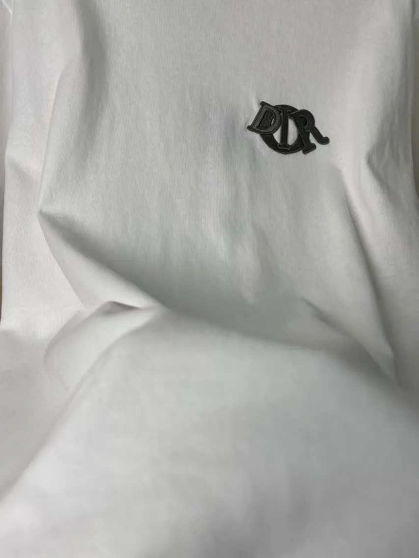 🅿️170 Dior Patch Letter Short Sleeve Color: navy blue (new custom dyed color), apricot, white, size S-XL, made of pure cotton 12S fine cotton plain weave, weight 260g. The front is decorated with contrasting logo patches and small embroidered stamps, forming a decorative and iconic embroidery product. The logo is made of imported custom-made embroidery thread, which is dyed with lustrous mercerized embroidery thread, giving it a uniform and glossy finish. The exquisite embroidery machine combines complex embroidery needlework and fine detail processing to create a three-dimensional micro-relief embroidery effect; at the same time, it is highly durable and wear-resistant. The standard round neck short-sleeved version, with a rounded arc neckline, is suitable for various face shapes and body shapes; the moderate sleeve length ends just above the elbow, showing a smart and neat image. The slim fit can show off the wearer's body curves without sacrificing comfort. The collar, cuffs, hem and other parts are all sewn with fine double-needle stitching.  size：xs s m l