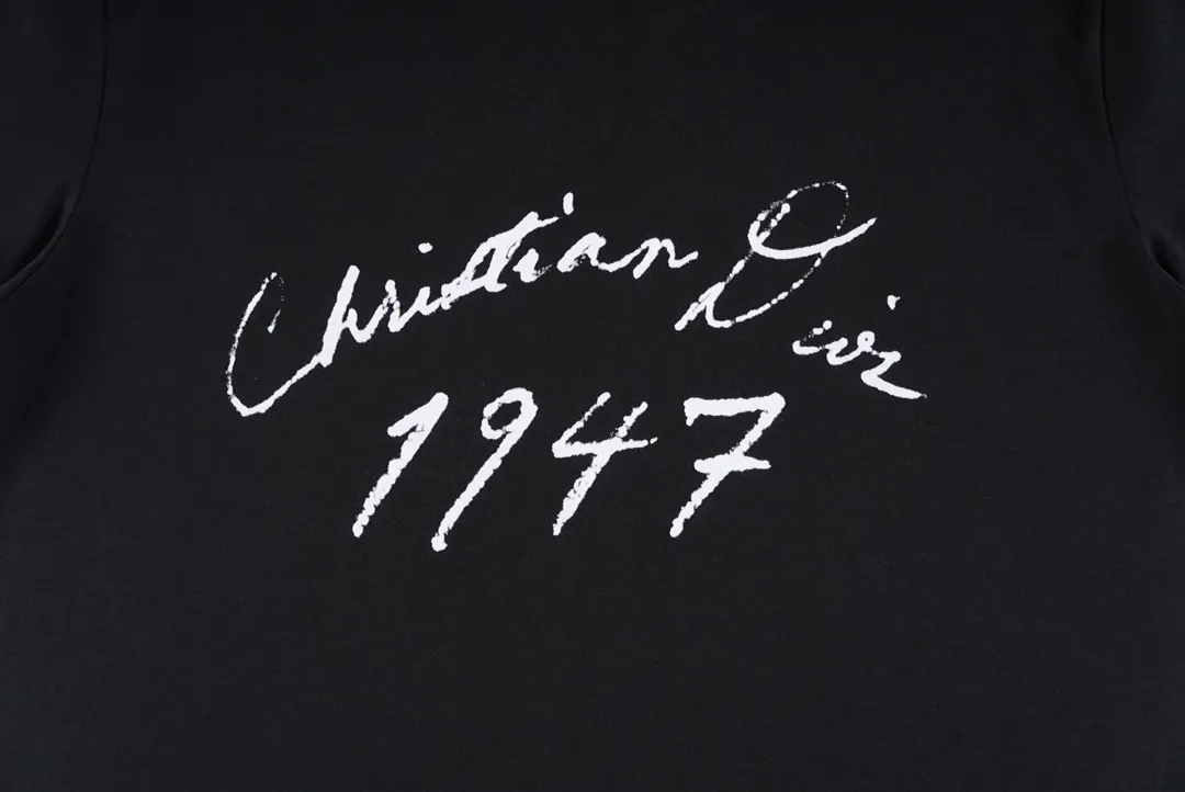🅿️180 CD / New Handwritten Signature Loose Fit T-Shirt This T-shirt is decorated with a handwritten style Christian 1947 flocking logo, highlighting Mr. Dior’s signature and the year the Dior brand launched its first collection. Crafted from black cotton jersey in a relaxed fit, it features a classic ribbed crew neck. Enhances any casual look.  Double yarn cotton cover cotton fabric is a special double yarn fabric, which is made of double layers of gauze interwoven. Its yarn fineness is very small, making the fabric more delicate, soft and comfortable to wear. At the same time, the double-layer yarn structure makes the fabric have very good hygroscopic properties, which can effectively wick away sweat and keep the body dry; it is also moisture-proof, warm and mildew-proof.  The fluff used in flocking logo printing can better combine with the adhesive on the surface of the substrate during the flocking process to form a strong flocking effect; it has a soft and delicate feel, making flocked printing products comfortable to the touch. The adhesive has strong adhesion to bad cloth and fluff, has a soft hand feel, moderate viscosity, good chemical stability, washability, and high fastness index. The material has good environmental performance and is harmless to the human body. It is a green and environmentally friendly product. Size: XS S M L