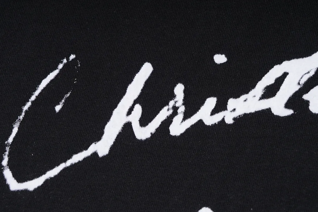 🅿️180 CD / New Handwritten Signature Loose Fit T-Shirt This T-shirt is decorated with a handwritten style Christian 1947 flocking logo, highlighting Mr. Dior’s signature and the year the Dior brand launched its first collection. Crafted from black cotton jersey in a relaxed fit, it features a classic ribbed crew neck. Enhances any casual look.  Double yarn cotton cover cotton fabric is a special double yarn fabric, which is made of double layers of gauze interwoven. Its yarn fineness is very small, making the fabric more delicate, soft and comfortable to wear. At the same time, the double-layer yarn structure makes the fabric have very good hygroscopic properties, which can effectively wick away sweat and keep the body dry; it is also moisture-proof, warm and mildew-proof.  The fluff used in flocking logo printing can better combine with the adhesive on the surface of the substrate during the flocking process to form a strong flocking effect; it has a soft and delicate feel, making flocked printing products comfortable to the touch. The adhesive has strong adhesion to bad cloth and fluff, has a soft hand feel, moderate viscosity, good chemical stability, washability, and high fastness index. The material has good environmental performance and is harmless to the human body. It is a green and environmentally friendly product. Size: XS S M L