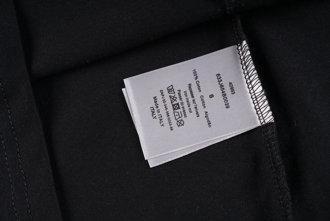 🅿️180 CD / New Handwritten Signature Loose Fit T-Shirt This T-shirt is decorated with a handwritten style Christian 1947 flocking logo, highlighting Mr. Dior’s signature and the year the Dior brand launched its first collection. Crafted from black cotton jersey in a relaxed fit, it features a classic ribbed crew neck. Enhances any casual look.  Double yarn cotton cover cotton fabric is a special double yarn fabric, which is made of double layers of gauze interwoven. Its yarn fineness is very small, making the fabric more delicate, soft and comfortable to wear. At the same time, the double-layer yarn structure makes the fabric have very good hygroscopic properties, which can effectively wick away sweat and keep the body dry; it is also moisture-proof, warm and mildew-proof.  The fluff used in flocking logo printing can better combine with the adhesive on the surface of the substrate during the flocking process to form a strong flocking effect; it has a soft and delicate feel, making flocked printing products comfortable to the touch. The adhesive has strong adhesion to bad cloth and fluff, has a soft hand feel, moderate viscosity, good chemical stability, washability, and high fastness index. The material has good environmental performance and is harmless to the human body. It is a green and environmentally friendly product. Size: XS S M L