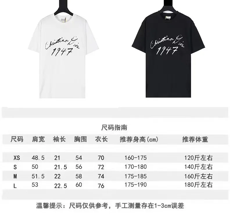 🅿️180 CD / New Handwritten Signature Loose Fit T-Shirt This T-shirt is decorated with a handwritten style Christian 1947 flocking logo, highlighting Mr. Dior’s signature and the year the Dior brand launched its first collection. Crafted from black cotton jersey in a relaxed fit, it features a classic ribbed crew neck. Enhances any casual look.  Double yarn cotton cover cotton fabric is a special double yarn fabric, which is made of double layers of gauze interwoven. Its yarn fineness is very small, making the fabric more delicate, soft and comfortable to wear. At the same time, the double-layer yarn structure makes the fabric have very good hygroscopic properties, which can effectively wick away sweat and keep the body dry; it is also moisture-proof, warm and mildew-proof.  The fluff used in flocking logo printing can better combine with the adhesive on the surface of the substrate during the flocking process to form a strong flocking effect; it has a soft and delicate feel, making flocked printing products comfortable to the touch. The adhesive has strong adhesion to bad cloth and fluff, has a soft hand feel, moderate viscosity, good chemical stability, washability, and high fastness index. The material has good environmental performance and is harmless to the human body. It is a green and environmentally friendly product. Size: XS S M L