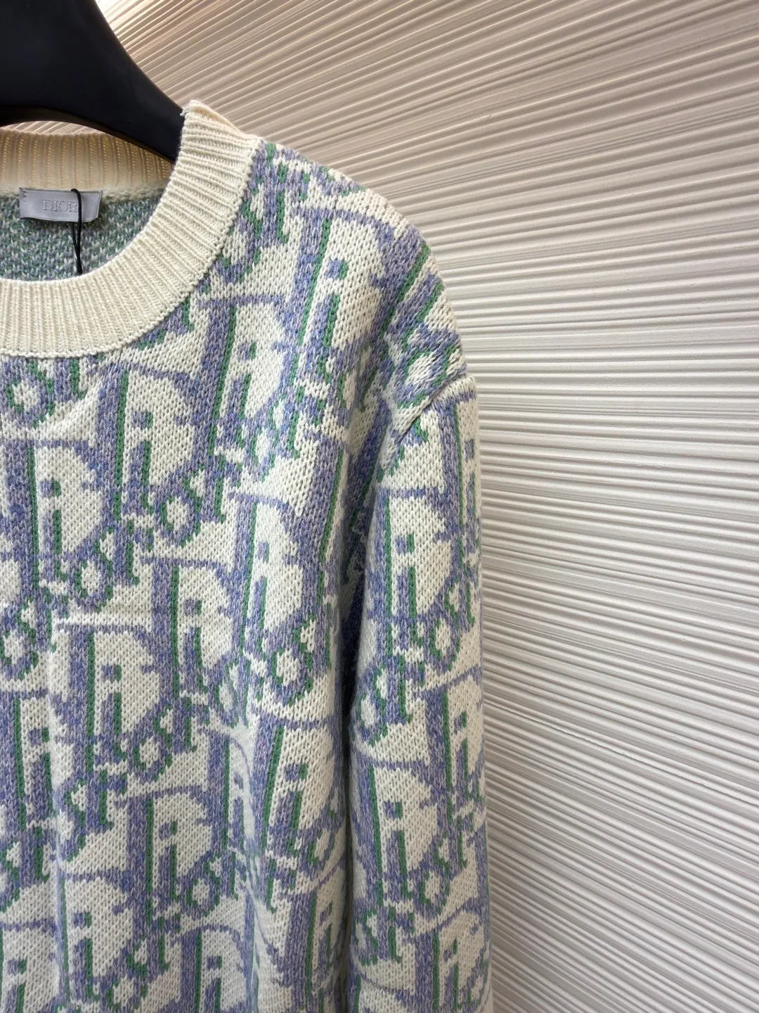 Dior presbyopic all-over printed wool sweater ●Item number: 1682046-A85 ●Fabric: wool blended fabric ●Technology: knitted ●Color: apricot purple ●Version: fitted version ●Weight: about 705 grams ●Size: S-M-L ●Description: It is made of 55 wool blended material, 55% wool and 45% cotton. The weaving method is 10-count medium-thick and fine-grain. It is woven on an imported wool loom. The clothes are washed in general. The washing water can effectively remove the odor of the clothes, while also increasing the feel of the clothes and fixing the shape of the clothes. This knitwear reinterprets Dior's classic Oblique print. Crafted from sheep wool jacquard with ribbed details for a classic silhouette. Can be paired with a variety of outfits to show off your personality. The overall wiring is straight and delicate, the fabric is comfortable and soft, and the color is consistent without color difference. It can be matched with the same style to create a fashionable look and control various occasions. Customized accessories, complete with three standards, same style for men and women!