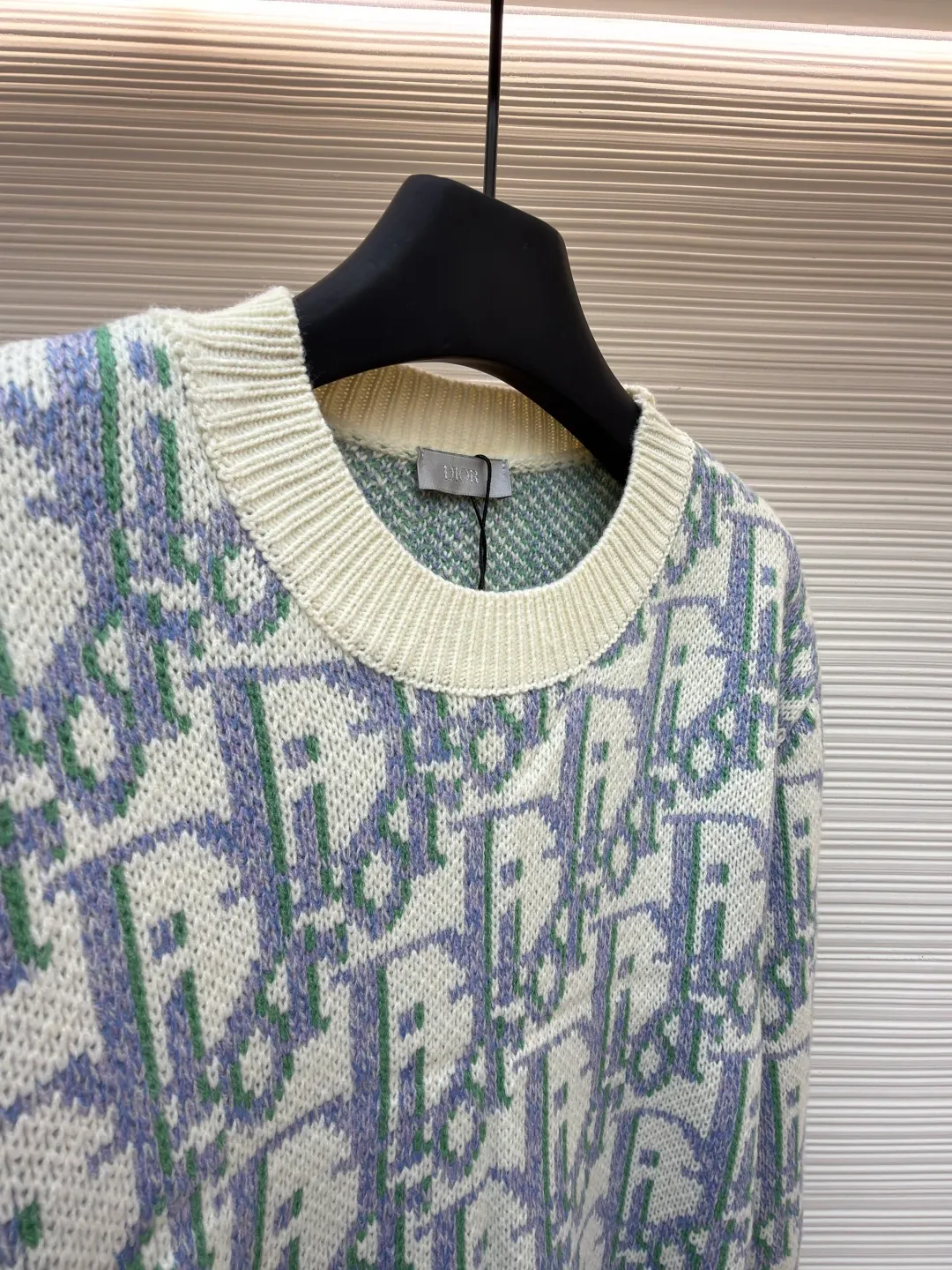 Dior presbyopic all-over printed wool sweater ●Item number: 1682046-A85 ●Fabric: wool blended fabric ●Technology: knitted ●Color: apricot purple ●Version: fitted version ●Weight: about 705 grams ●Size: S-M-L ●Description: It is made of 55 wool blended material, 55% wool and 45% cotton. The weaving method is 10-count medium-thick and fine-grain. It is woven on an imported wool loom. The clothes are washed in general. The washing water can effectively remove the odor of the clothes, while also increasing the feel of the clothes and fixing the shape of the clothes. This knitwear reinterprets Dior's classic Oblique print. Crafted from sheep wool jacquard with ribbed details for a classic silhouette. Can be paired with a variety of outfits to show off your personality. The overall wiring is straight and delicate, the fabric is comfortable and soft, and the color is consistent without color difference. It can be matched with the same style to create a fashionable look and control various occasions. Customized accessories, complete with three standards, same style for men and women!
