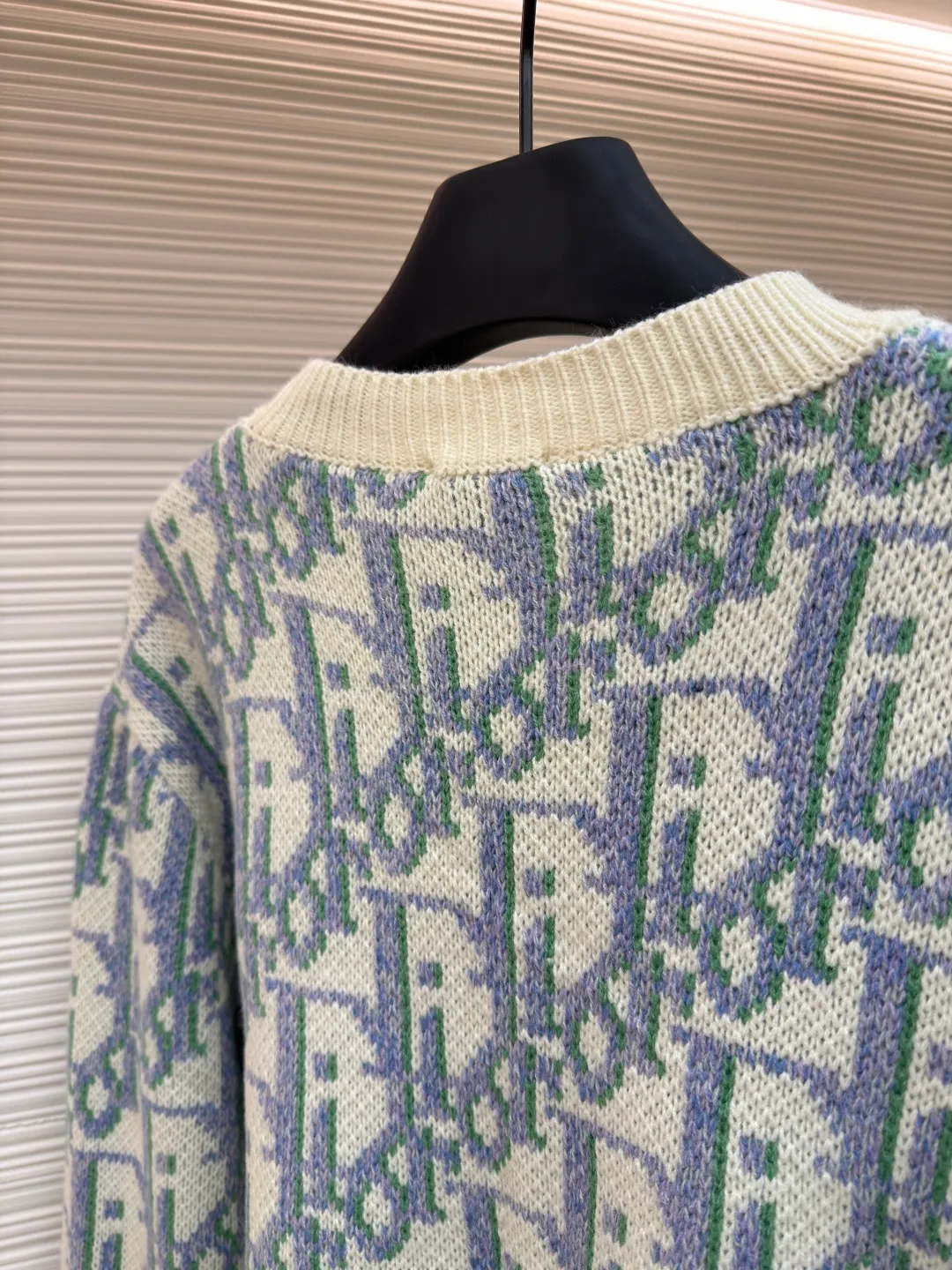 Dior presbyopic all-over printed wool sweater ●Item number: 1682046-A85 ●Fabric: wool blended fabric ●Technology: knitted ●Color: apricot purple ●Version: fitted version ●Weight: about 705 grams ●Size: S-M-L ●Description: It is made of 55 wool blended material, 55% wool and 45% cotton. The weaving method is 10-count medium-thick and fine-grain. It is woven on an imported wool loom. The clothes are washed in general. The washing water can effectively remove the odor of the clothes, while also increasing the feel of the clothes and fixing the shape of the clothes. This knitwear reinterprets Dior's classic Oblique print. Crafted from sheep wool jacquard with ribbed details for a classic silhouette. Can be paired with a variety of outfits to show off your personality. The overall wiring is straight and delicate, the fabric is comfortable and soft, and the color is consistent without color difference. It can be matched with the same style to create a fashionable look and control various occasions. Customized accessories, complete with three standards, same style for men and women!