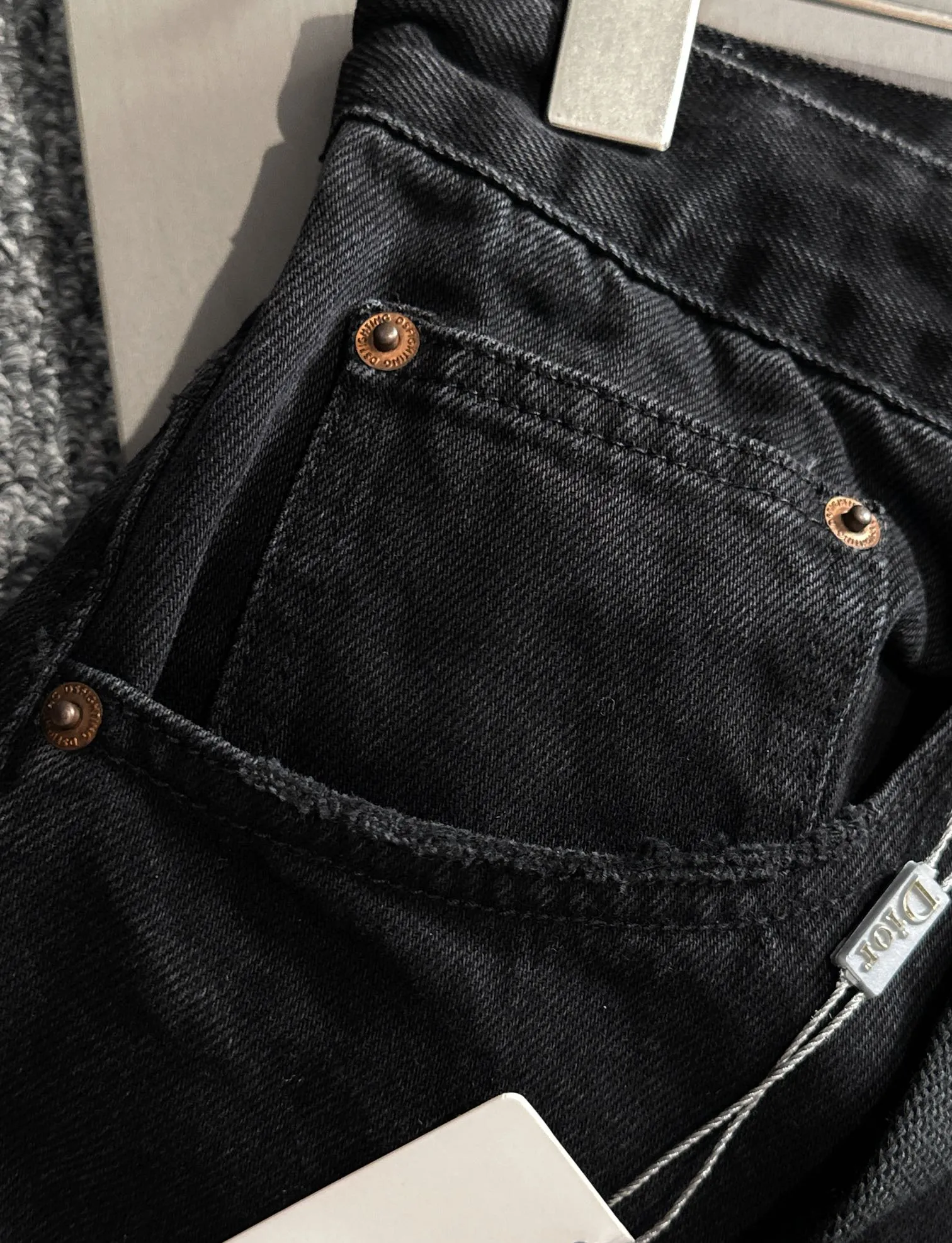 🅿️380 Dior 2025 Four Seasons Loose Jeans Straight Trousers, the trend in the trend! Many fashion bloggers control the upper body. The water is woven from imported Japanese Denim plain cotton denim fabric. It has three standards, is soft, delicate, comfortable and breathable. The color has a modern and fashionable vicissitudes. The upper body is versatile and fashionable! Light luxury is a must-have item for daily commuting! Size: XS-2XL (please state your height and weight when placing an order)