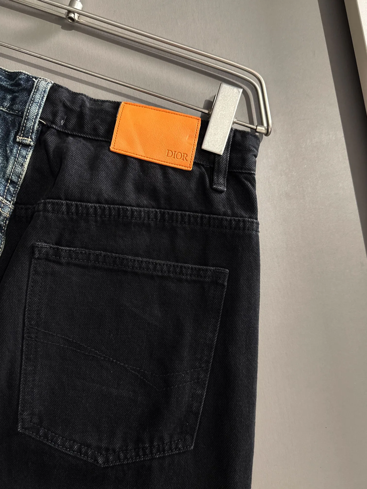 🅿️380 Dior 2025 Four Seasons Loose Jeans Straight Trousers, the trend in the trend! Many fashion bloggers control the upper body. The water is woven from imported Japanese Denim plain cotton denim fabric. It has three standards, is soft, delicate, comfortable and breathable. The color has a modern and fashionable vicissitudes. The upper body is versatile and fashionable! Light luxury is a must-have item for daily commuting! Size: XS-2XL (please state your height and weight when placing an order)
