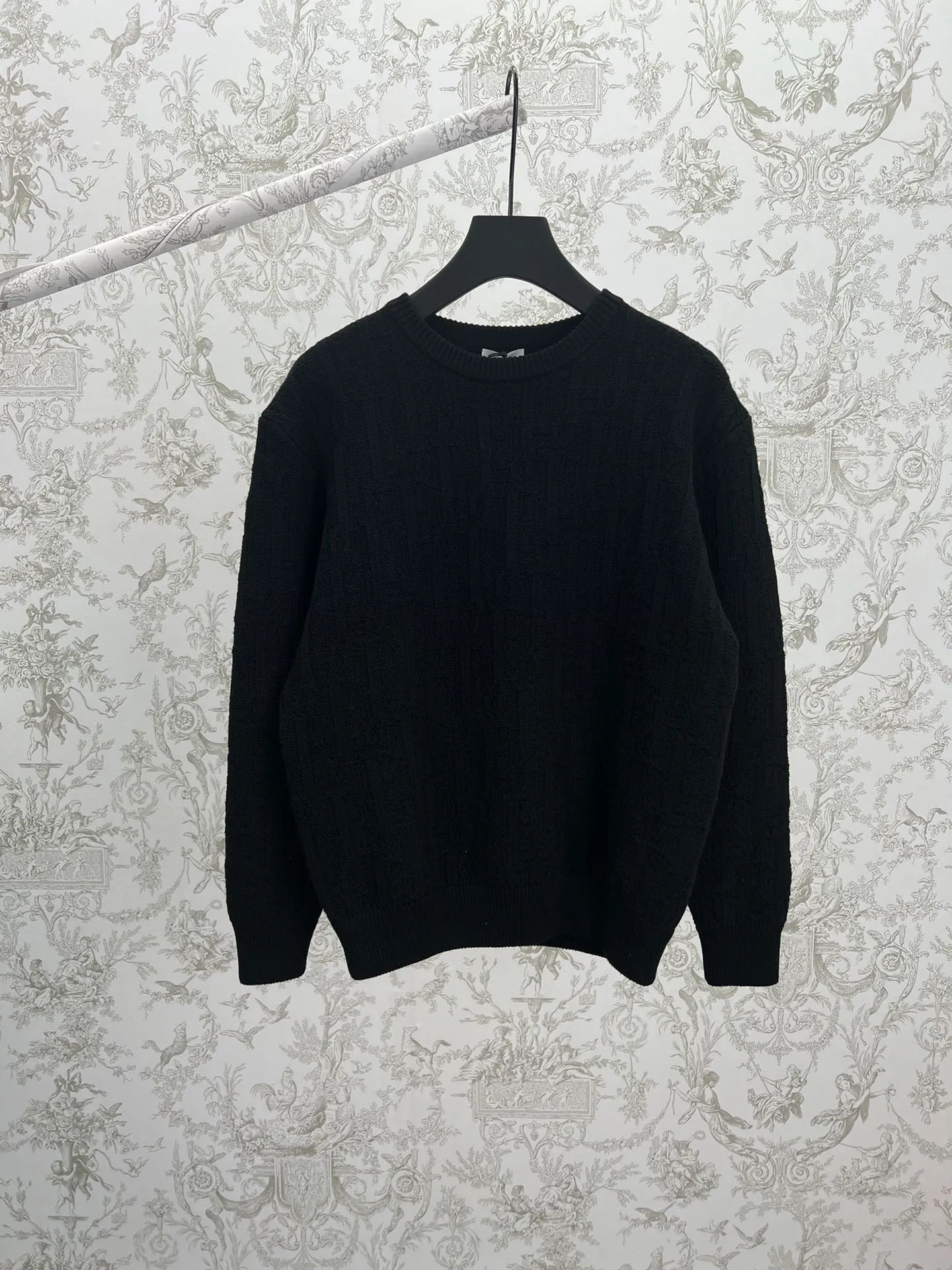 🅿️500 Dior 25ss new sweater black cotton blend jacquard fabric Oblique print This sweater highlights Dior’s classic Oblique print. Crafted from black cotton-blend jacquard in a comfortable fit, it has a ribbed finish at the collar, cuffs and hem. Patterned throughout, with tonal graphic details enhance the look. Size: S.M.L.XL.