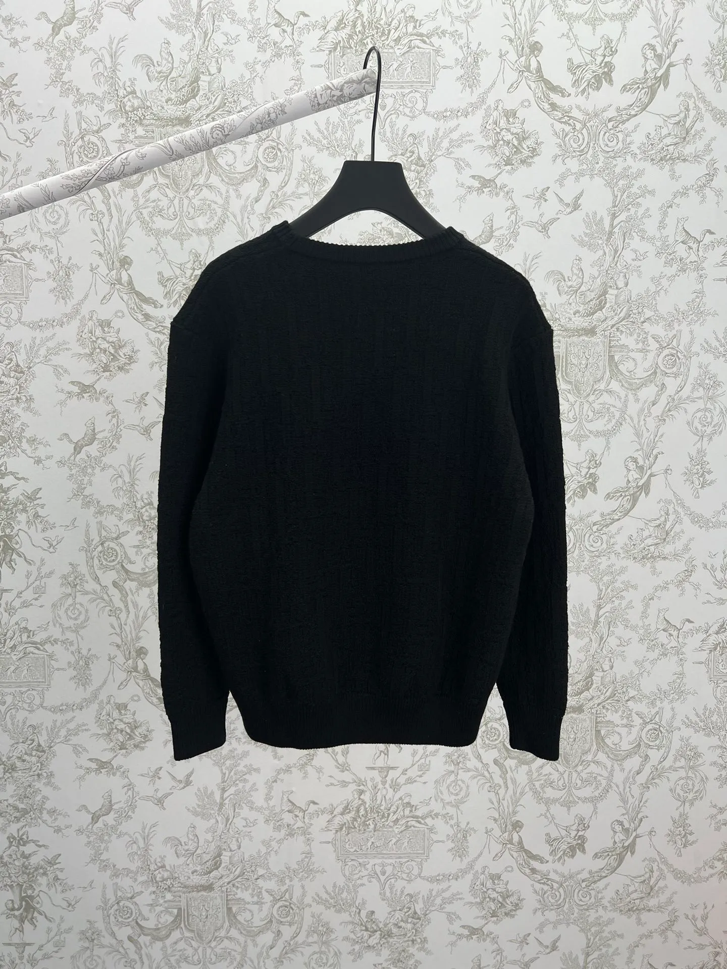 🅿️500 Dior 25ss new sweater black cotton blend jacquard fabric Oblique print This sweater highlights Dior’s classic Oblique print. Crafted from black cotton-blend jacquard in a comfortable fit, it has a ribbed finish at the collar, cuffs and hem. Patterned throughout, with tonal graphic details enhance the look. Size: S.M.L.XL.