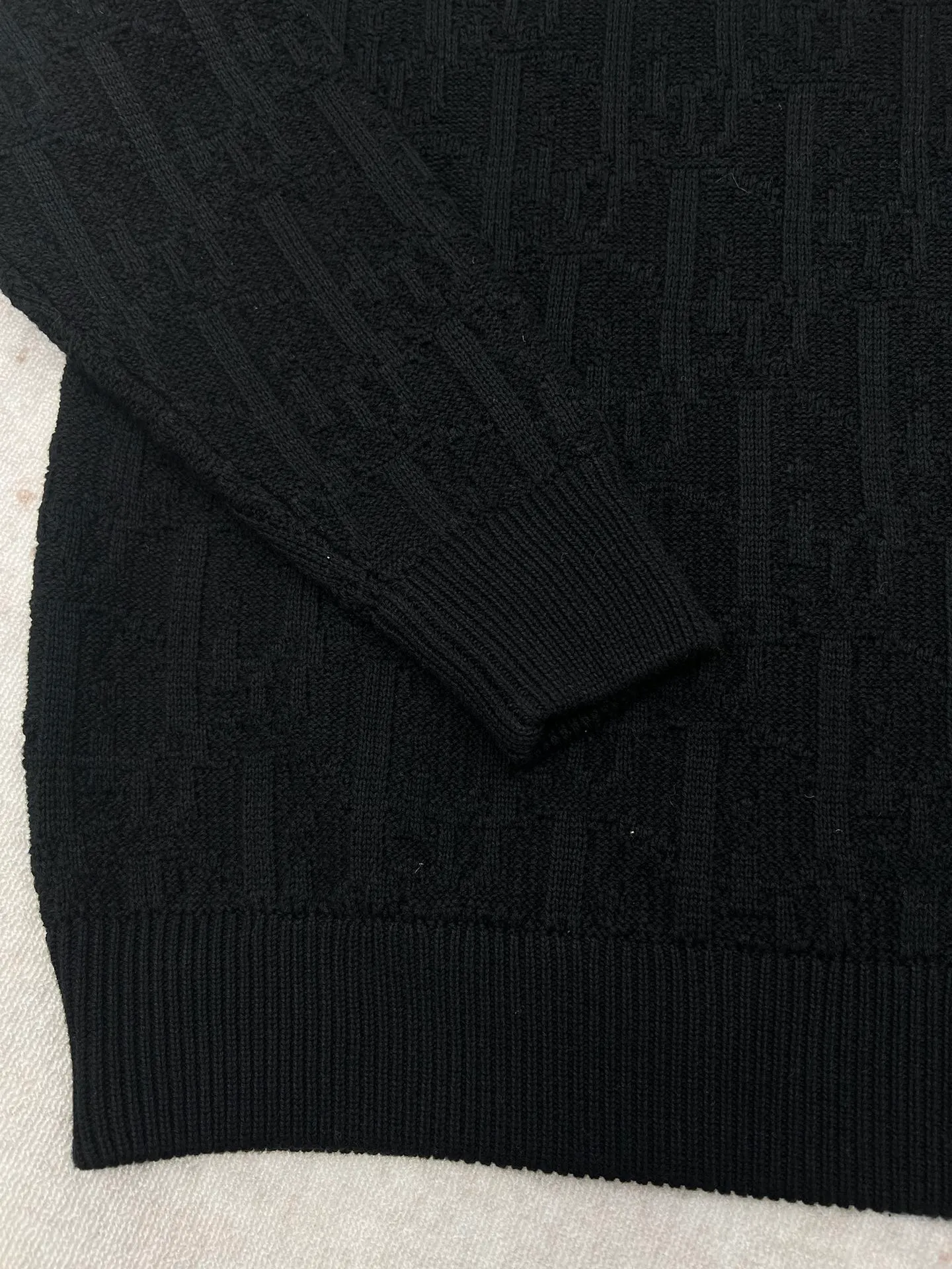 🅿️500 Dior 25ss new sweater black cotton blend jacquard fabric Oblique print This sweater highlights Dior’s classic Oblique print. Crafted from black cotton-blend jacquard in a comfortable fit, it has a ribbed finish at the collar, cuffs and hem. Patterned throughout, with tonal graphic details enhance the look. Size: S.M.L.XL.