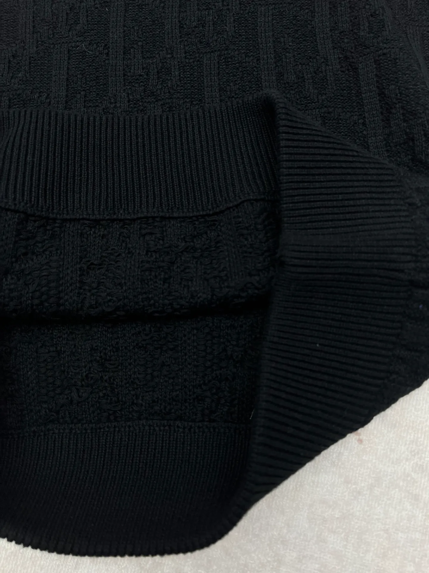 🅿️500 Dior 25ss new sweater black cotton blend jacquard fabric Oblique print This sweater highlights Dior’s classic Oblique print. Crafted from black cotton-blend jacquard in a comfortable fit, it has a ribbed finish at the collar, cuffs and hem. Patterned throughout, with tonal graphic details enhance the look. Size: S.M.L.XL.