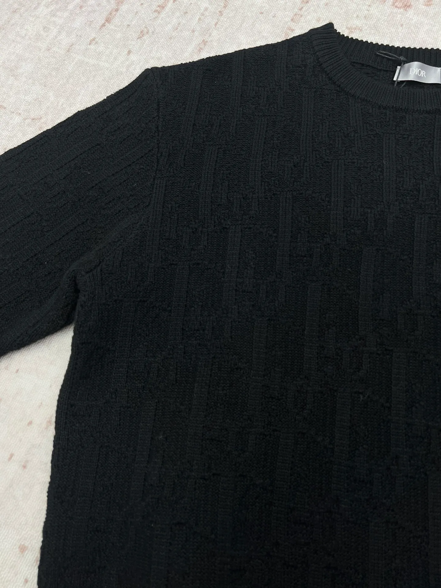 🅿️500 Dior 25ss new sweater black cotton blend jacquard fabric Oblique print This sweater highlights Dior’s classic Oblique print. Crafted from black cotton-blend jacquard in a comfortable fit, it has a ribbed finish at the collar, cuffs and hem. Patterned throughout, with tonal graphic details enhance the look. Size: S.M.L.XL.