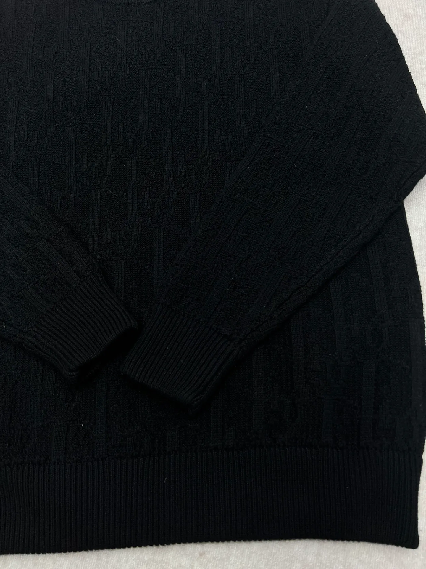 🅿️500 Dior 25ss new sweater black cotton blend jacquard fabric Oblique print This sweater highlights Dior’s classic Oblique print. Crafted from black cotton-blend jacquard in a comfortable fit, it has a ribbed finish at the collar, cuffs and hem. Patterned throughout, with tonal graphic details enhance the look. Size: S.M.L.XL.