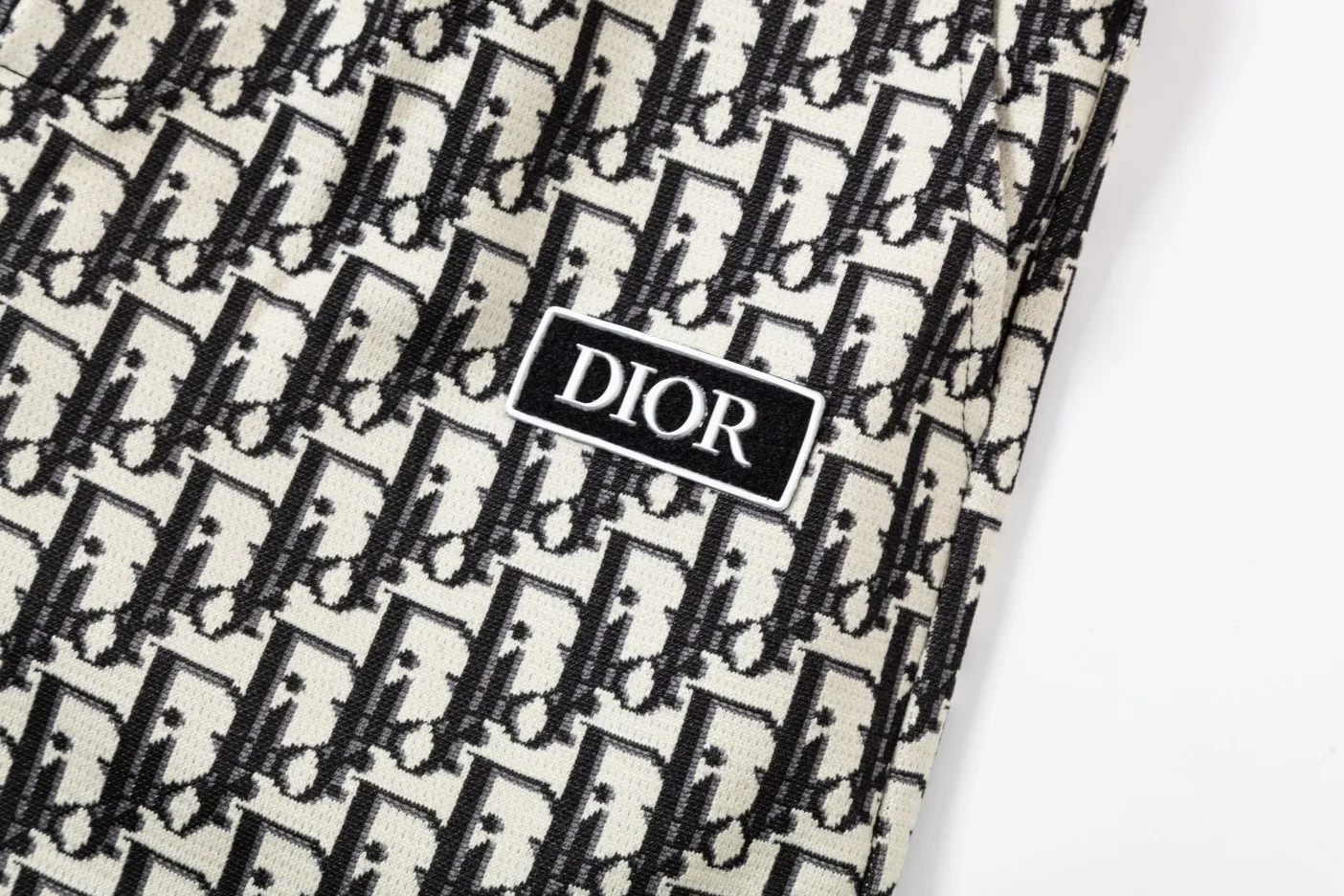 🅿️190 Dior 2024SS new knitted shorts, customized fabric using wafer cloth weaving method, dark flower knitting technology and embroidered logo. The version is tight and three-dimensional, with straight stripe splicing. The customized trouser cord hardware has strong texture and smoothness. The upper body is comfortable and breathable. It has a concave and convex three-dimensional feel. It is fashionable and casual. Gray Dark Gray Size M-4XL