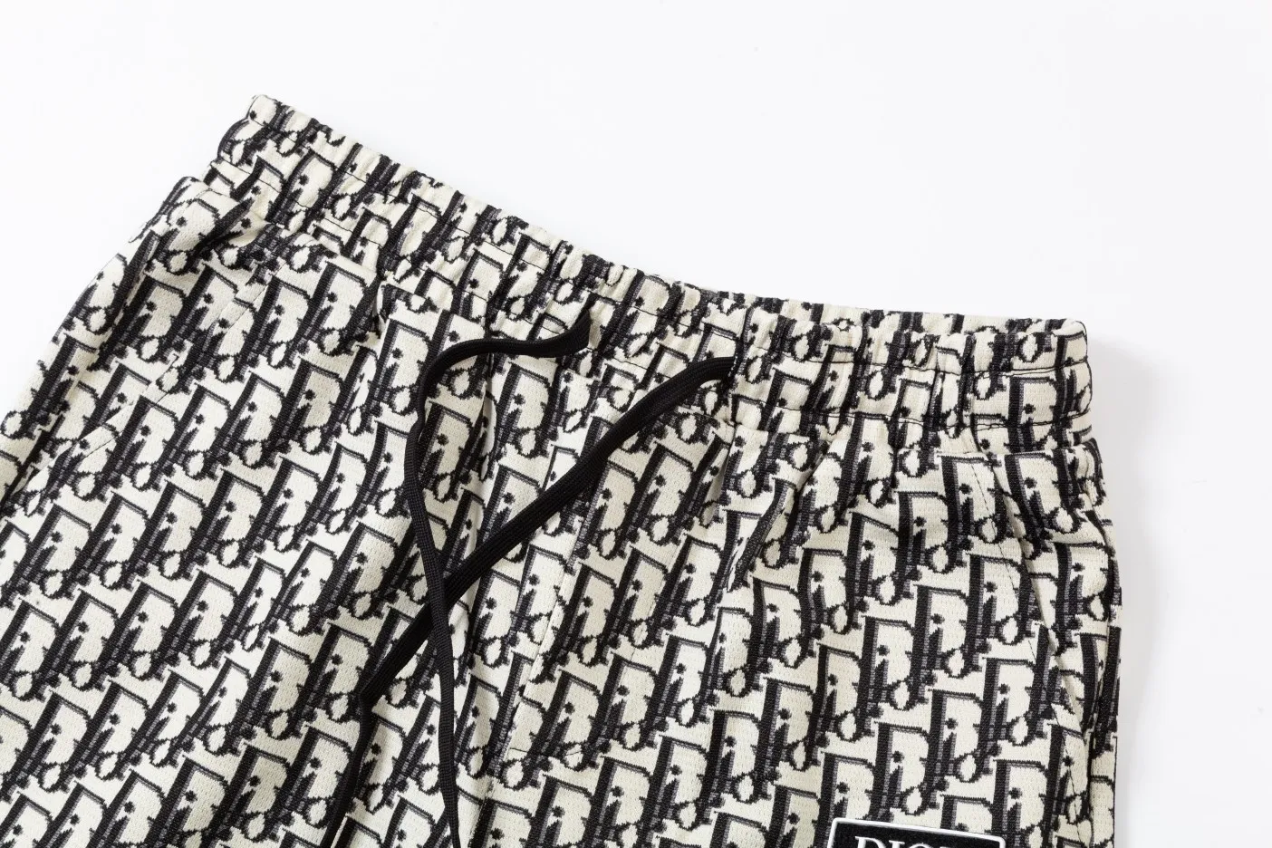🅿️190 Dior 2024SS new knitted shorts, customized fabric using wafer cloth weaving method, dark flower knitting technology and embroidered logo. The version is tight and three-dimensional, with straight stripe splicing. The customized trouser cord hardware has strong texture and smoothness. The upper body is comfortable and breathable. It has a concave and convex three-dimensional feel. It is fashionable and casual. Gray Dark Gray Size M-4XL