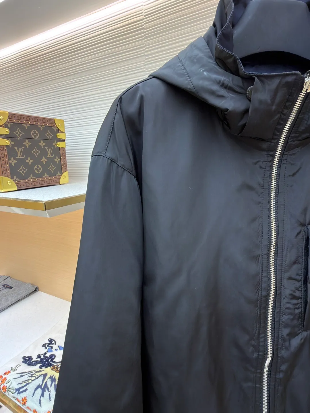 Prada nylon double-sided logo jacket ●Original version: purchased and developed at 12690 ●Item number: 1681863-B70 ●Fabric: nylon fabric ●Technology: Enamel plating ●Color: black/navy blue ●Version: fitted version ●Weight: about 690 grams ●Size: S-M-L-XL ●Description: Made of 50-count fine-grained 100% nylon material. Customized weaving and dyeing. The leather label on the chest is made of double-layered cowhide, using folk Sanbao enamel plating technology, and the bottom is matched with stainless steel round nails to make the upper body of the clothes more comfortable. (Black zipper) Electroplated metal with bright silver, laser engraved logo on the surface. (Blue zipper) Made of nylon with nylon rubber teeth. The sub-buttons adopt four-joint openings and are original color spray-plated and laser-engraved. The detail level is restored to 99%. There are many auxiliary materials for this product. In addition to the introduction, there are also a series of auxiliary materials. The whole piece of clothing is imported from Germany, and is made by special machines - date making - hemming - embedded clips - and many other series of workmanship. The overall wiring is straight and delicate, the fabric is comfortable and soft, and the color is consistent without color difference. It can be matched with the same style to create a fashionable look and control various occasions. Customized accessories, complete with three standards, same style for men and women!
