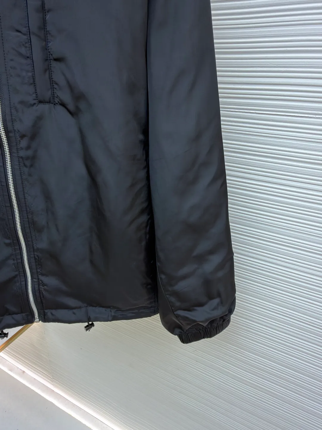 Prada nylon double-sided logo jacket ●Original version: purchased and developed at 12690 ●Item number: 1681863-B70 ●Fabric: nylon fabric ●Technology: Enamel plating ●Color: black/navy blue ●Version: fitted version ●Weight: about 690 grams ●Size: S-M-L-XL ●Description: Made of 50-count fine-grained 100% nylon material. Customized weaving and dyeing. The leather label on the chest is made of double-layered cowhide, using folk Sanbao enamel plating technology, and the bottom is matched with stainless steel round nails to make the upper body of the clothes more comfortable. (Black zipper) Electroplated metal with bright silver, laser engraved logo on the surface. (Blue zipper) Made of nylon with nylon rubber teeth. The sub-buttons adopt four-joint openings and are original color spray-plated and laser-engraved. The detail level is restored to 99%. There are many auxiliary materials for this product. In addition to the introduction, there are also a series of auxiliary materials. The whole piece of clothing is imported from Germany, and is made by special machines - date making - hemming - embedded clips - and many other series of workmanship. The overall wiring is straight and delicate, the fabric is comfortable and soft, and the color is consistent without color difference. It can be matched with the same style to create a fashionable look and control various occasions. Customized accessories, complete with three standards, same style for men and women!