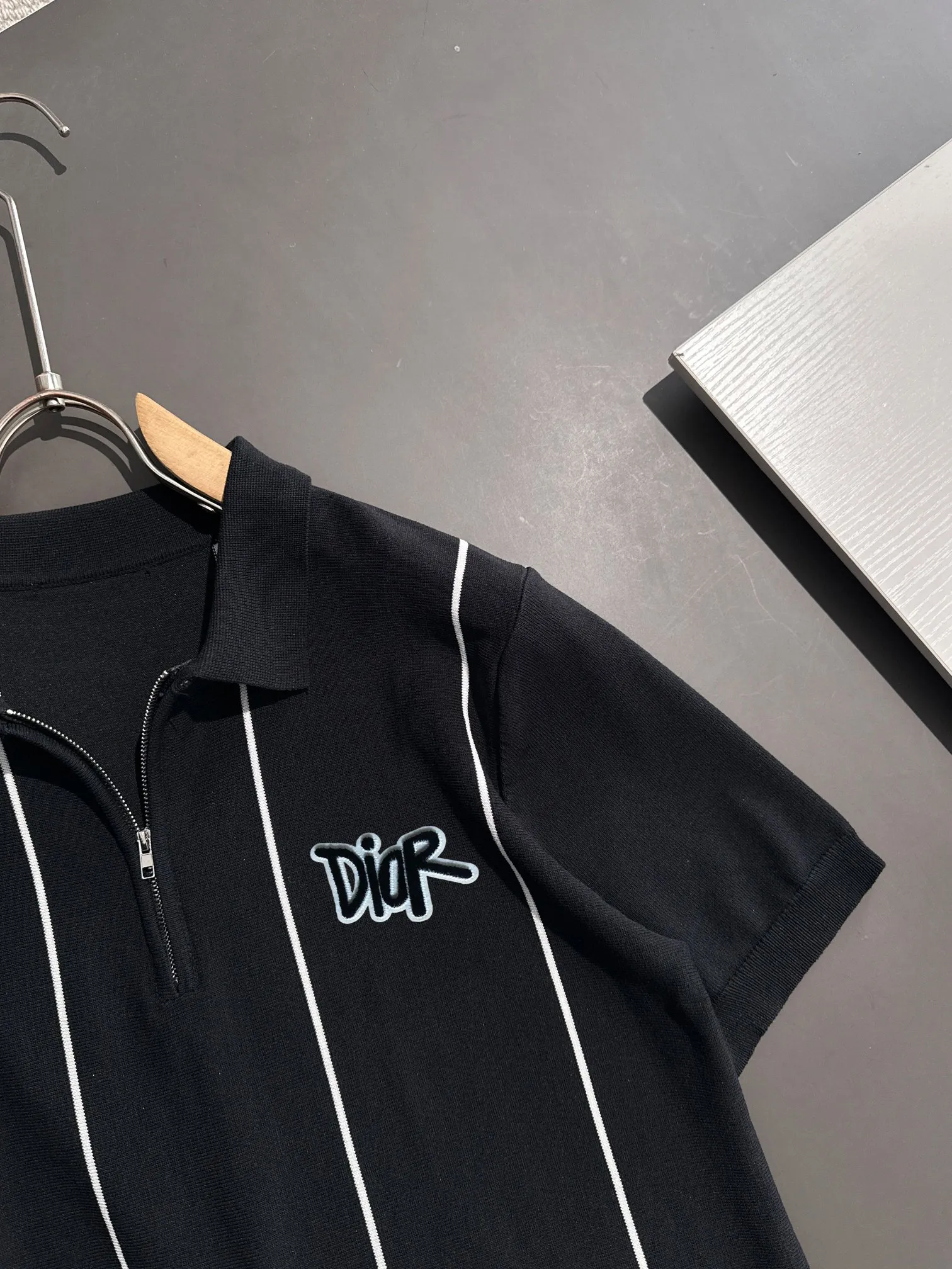 🅿️320 shipped next day. High quality Dior 2025 spring and summer new men's lapel short-sleeved T-shirt. Made of combed cotton yarn knitted cotton fabric. Pure cotton high-weight special yarn. It feels full when weighed. The upper body is also more textured than ordinary T-shirts. This texture can cope with the weather easily and is suitable for both hot and cold! The pattern on the chest adopts three-dimensional embroidery technology, and is perfectly produced stitch by stitch with reference to the original version! Loose fit design, looks noble. Size: M to XXXL