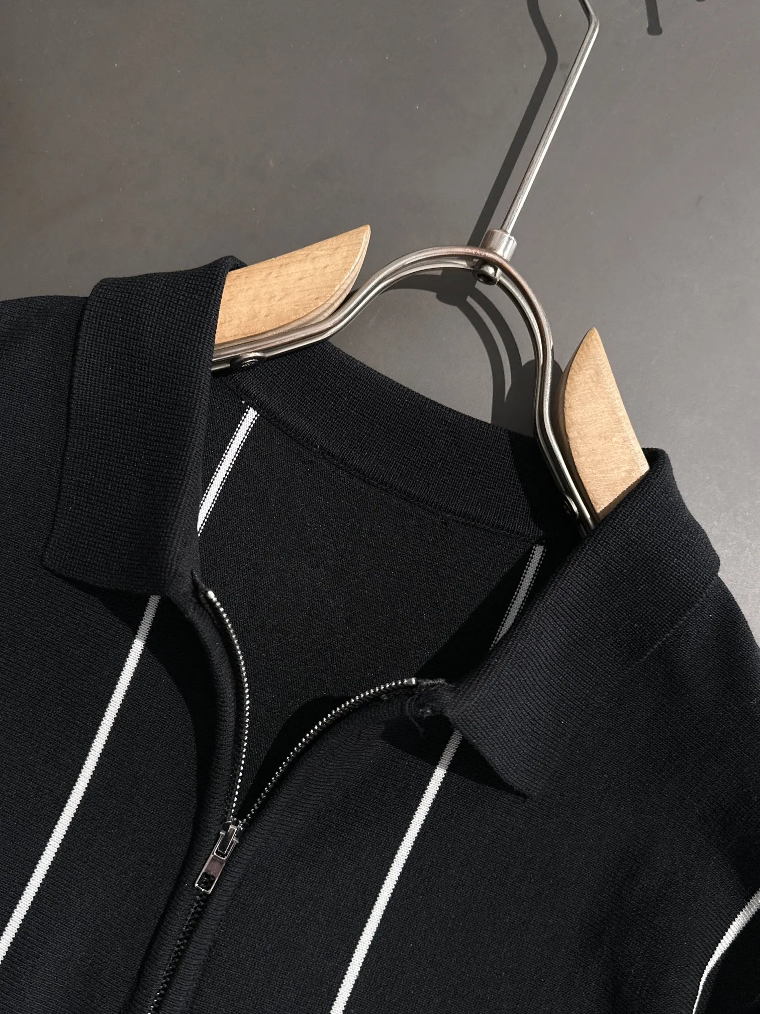 🅿️320 shipped next day. High quality Dior 2025 spring and summer new men's lapel short-sleeved T-shirt. Made of combed cotton yarn knitted cotton fabric. Pure cotton high-weight special yarn. It feels full when weighed. The upper body is also more textured than ordinary T-shirts. This texture can cope with the weather easily and is suitable for both hot and cold! The pattern on the chest adopts three-dimensional embroidery technology, and is perfectly produced stitch by stitch with reference to the original version! Loose fit design, looks noble. Size: M to XXXL