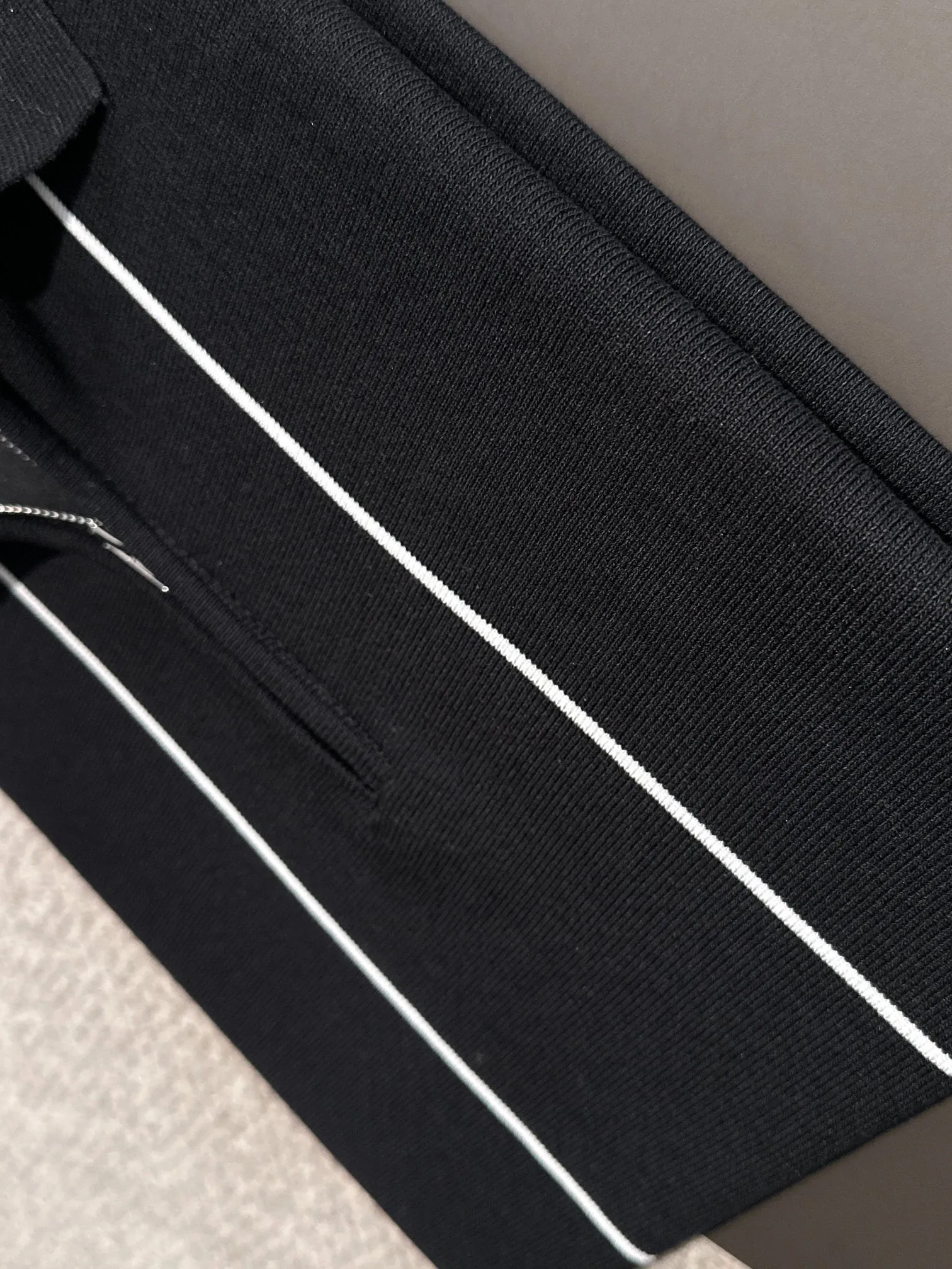 🅿️320 shipped next day. High quality Dior 2025 spring and summer new men's lapel short-sleeved T-shirt. Made of combed cotton yarn knitted cotton fabric. Pure cotton high-weight special yarn. It feels full when weighed. The upper body is also more textured than ordinary T-shirts. This texture can cope with the weather easily and is suitable for both hot and cold! The pattern on the chest adopts three-dimensional embroidery technology, and is perfectly produced stitch by stitch with reference to the original version! Loose fit design, looks noble. Size: M to XXXL