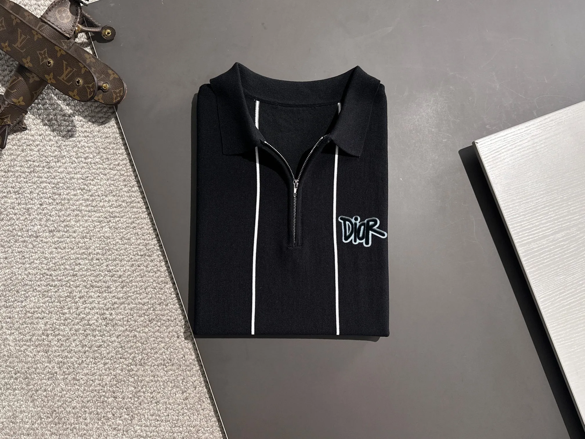 🅿️320 shipped next day. High quality Dior 2025 spring and summer new men's lapel short-sleeved T-shirt. Made of combed cotton yarn knitted cotton fabric. Pure cotton high-weight special yarn. It feels full when weighed. The upper body is also more textured than ordinary T-shirts. This texture can cope with the weather easily and is suitable for both hot and cold! The pattern on the chest adopts three-dimensional embroidery technology, and is perfectly produced stitch by stitch with reference to the original version! Loose fit design, looks noble. Size: M to XXXL