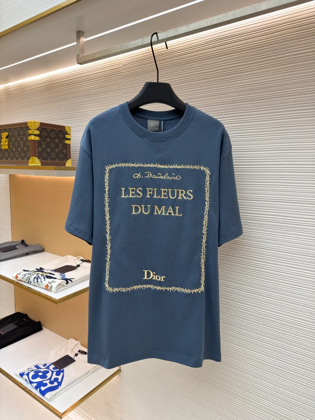 Dior thorn embroidery round neck short sleeves ●Original version: purchased and developed by 13939 ●Item number: 1682473-A05 ●Fabric: cotton jersey fabric ●Technology: embroidery production ●Color: blue ●Version: fitted version ●Weight: about 275 grams ●Size: XS-S-M-L ●Description: Made of blue 12-count cotton jersey fabric with a weight of 230g/㎡; the neckline is made of 32-count double-yarn high-weight (350g) ribbing, which uses extremely high density and elasticity to provide solid neckline support for the loose body and prevent deformation. The fabric is medium thick and provides good stiffness and durability. The 12-count yarn is relatively thick, giving the fabric a rustic texture and casual attributes. Fabrics interwoven with plain weave have many buckling points in the yarns, giving the fabric good fastness and wear resistance. The density is moderate, the fabric is thin, flat and stiff. It has good breathability, is softer, more delicate, and has better gloss. Multi-color computer embroidery technology is used to restore the complex details, text, patterns, etc. of the book cover. Based on the high-precision artwork on the cover of the first edition of "Flowers of Evil", white embroidery thread is used to perform high-density embroidery through a combination of flat stitch, satin embroidery, chain embroidery and other stitching methods. With exquisite and textured handicrafts, the artistic details of literary classic covers are vividly reproduced, and the flat image is transformed into a three-dimensional touch and rich layers. The overall wiring is straight and delicate, the fabric is comfortable and soft, and the color is consistent without color difference. It can be matched with the same style to create a fashionable look and control various occasions. Customized accessories, complete with three standards, same style for men and women!