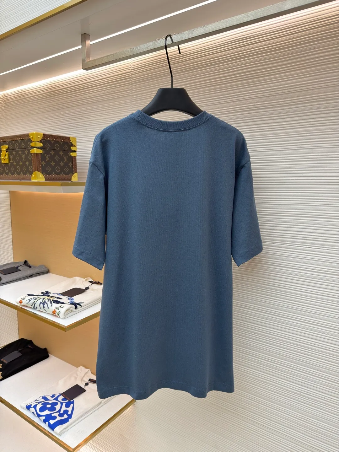 Dior thorn embroidery round neck short sleeves ●Original version: purchased and developed by 13939 ●Item number: 1682473-A05 ●Fabric: cotton jersey fabric ●Technology: embroidery production ●Color: blue ●Version: fitted version ●Weight: about 275 grams ●Size: XS-S-M-L ●Description: Made of blue 12-count cotton jersey fabric with a weight of 230g/㎡; the neckline is made of 32-count double-yarn high-weight (350g) ribbing, which uses extremely high density and elasticity to provide solid neckline support for the loose body and prevent deformation. The fabric is medium thick and provides good stiffness and durability. The 12-count yarn is relatively thick, giving the fabric a rustic texture and casual attributes. Fabrics interwoven with plain weave have many buckling points in the yarns, giving the fabric good fastness and wear resistance. The density is moderate, the fabric is thin, flat and stiff. It has good breathability, is softer, more delicate, and has better gloss. Multi-color computer embroidery technology is used to restore the complex details, text, patterns, etc. of the book cover. Based on the high-precision artwork on the cover of the first edition of "Flowers of Evil", white embroidery thread is used to perform high-density embroidery through a combination of flat stitch, satin embroidery, chain embroidery and other stitching methods. With exquisite and textured handicrafts, the artistic details of literary classic covers are vividly reproduced, and the flat image is transformed into a three-dimensional touch and rich layers. The overall wiring is straight and delicate, the fabric is comfortable and soft, and the color is consistent without color difference. It can be matched with the same style to create a fashionable look and control various occasions. Customized accessories, complete with three standards, same style for men and women!