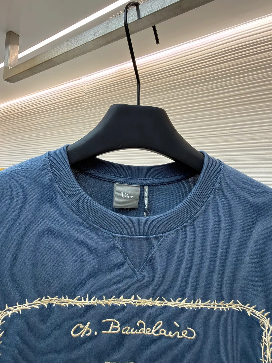 Dior thorn embroidery round neck short sleeves ●Original version: purchased and developed by 13939 ●Item number: 1682473-A05 ●Fabric: cotton jersey fabric ●Technology: embroidery production ●Color: blue ●Version: fitted version ●Weight: about 275 grams ●Size: XS-S-M-L ●Description: Made of blue 12-count cotton jersey fabric with a weight of 230g/㎡; the neckline is made of 32-count double-yarn high-weight (350g) ribbing, which uses extremely high density and elasticity to provide solid neckline support for the loose body and prevent deformation. The fabric is medium thick and provides good stiffness and durability. The 12-count yarn is relatively thick, giving the fabric a rustic texture and casual attributes. Fabrics interwoven with plain weave have many buckling points in the yarns, giving the fabric good fastness and wear resistance. The density is moderate, the fabric is thin, flat and stiff. It has good breathability, is softer, more delicate, and has better gloss. Multi-color computer embroidery technology is used to restore the complex details, text, patterns, etc. of the book cover. Based on the high-precision artwork on the cover of the first edition of "Flowers of Evil", white embroidery thread is used to perform high-density embroidery through a combination of flat stitch, satin embroidery, chain embroidery and other stitching methods. With exquisite and textured handicrafts, the artistic details of literary classic covers are vividly reproduced, and the flat image is transformed into a three-dimensional touch and rich layers. The overall wiring is straight and delicate, the fabric is comfortable and soft, and the color is consistent without color difference. It can be matched with the same style to create a fashionable look and control various occasions. Customized accessories, complete with three standards, same style for men and women!