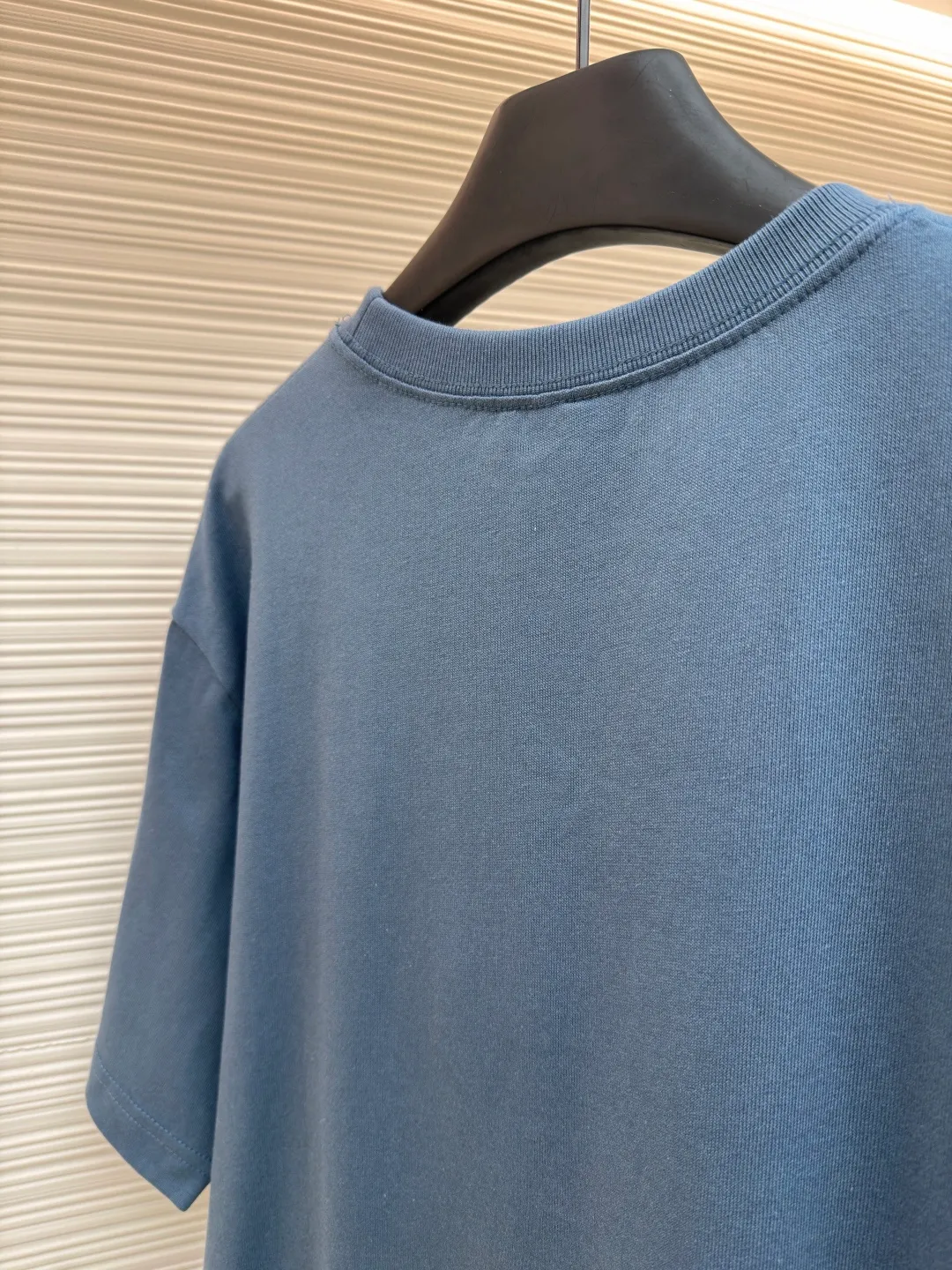 Dior thorn embroidery round neck short sleeves ●Original version: purchased and developed by 13939 ●Item number: 1682473-A05 ●Fabric: cotton jersey fabric ●Technology: embroidery production ●Color: blue ●Version: fitted version ●Weight: about 275 grams ●Size: XS-S-M-L ●Description: Made of blue 12-count cotton jersey fabric with a weight of 230g/㎡; the neckline is made of 32-count double-yarn high-weight (350g) ribbing, which uses extremely high density and elasticity to provide solid neckline support for the loose body and prevent deformation. The fabric is medium thick and provides good stiffness and durability. The 12-count yarn is relatively thick, giving the fabric a rustic texture and casual attributes. Fabrics interwoven with plain weave have many buckling points in the yarns, giving the fabric good fastness and wear resistance. The density is moderate, the fabric is thin, flat and stiff. It has good breathability, is softer, more delicate, and has better gloss. Multi-color computer embroidery technology is used to restore the complex details, text, patterns, etc. of the book cover. Based on the high-precision artwork on the cover of the first edition of "Flowers of Evil", white embroidery thread is used to perform high-density embroidery through a combination of flat stitch, satin embroidery, chain embroidery and other stitching methods. With exquisite and textured handicrafts, the artistic details of literary classic covers are vividly reproduced, and the flat image is transformed into a three-dimensional touch and rich layers. The overall wiring is straight and delicate, the fabric is comfortable and soft, and the color is consistent without color difference. It can be matched with the same style to create a fashionable look and control various occasions. Customized accessories, complete with three standards, same style for men and women!