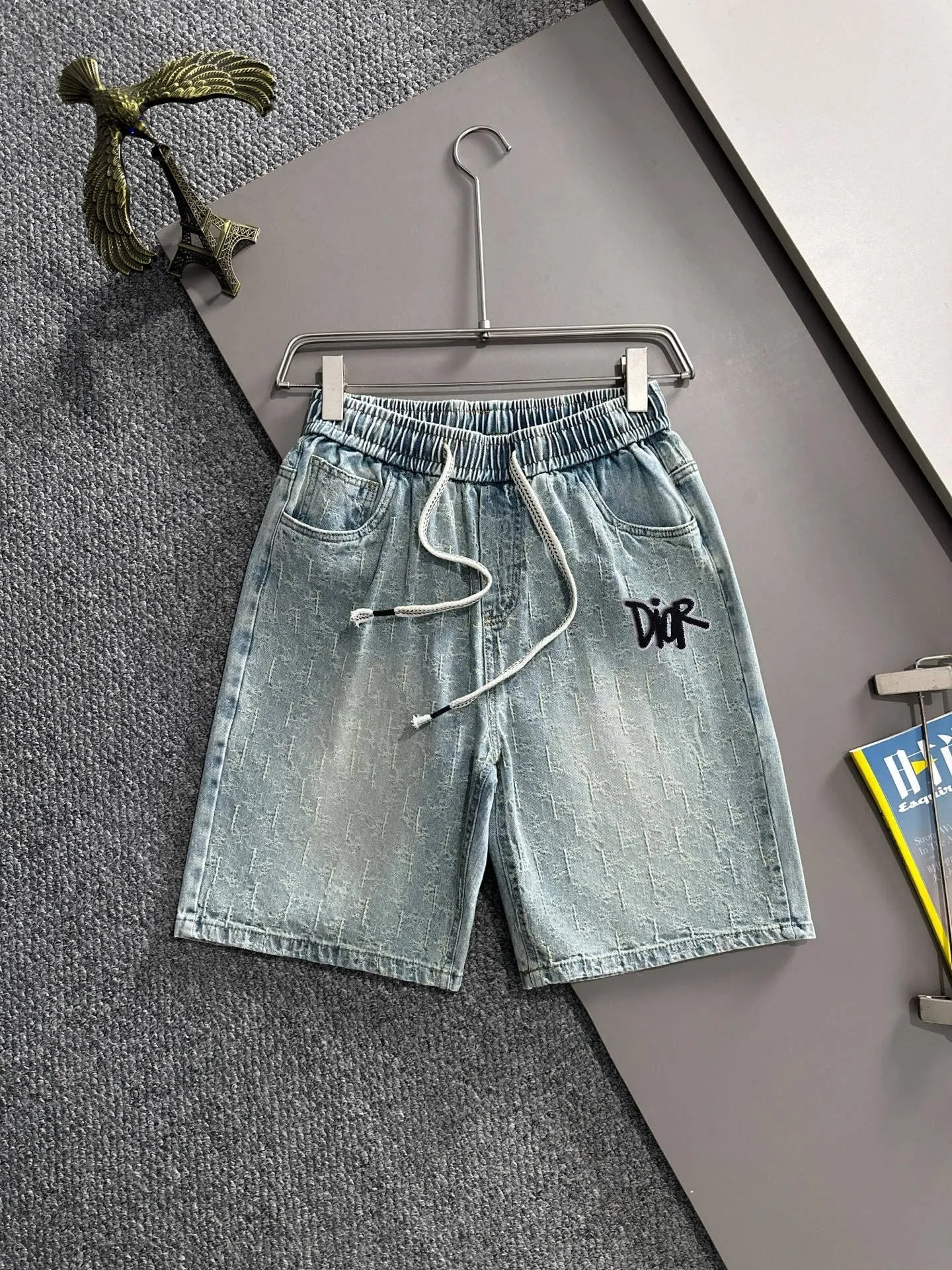 🅿️330 Dior 2025 summer new jeans denim shorts are produced using imported Japanese Denim plain cotton denim fabrics, complete with three standards, and the top stonewashing process makes the texture reach the old taste of the 1980s, soft, delicate, comfortable and breathable.